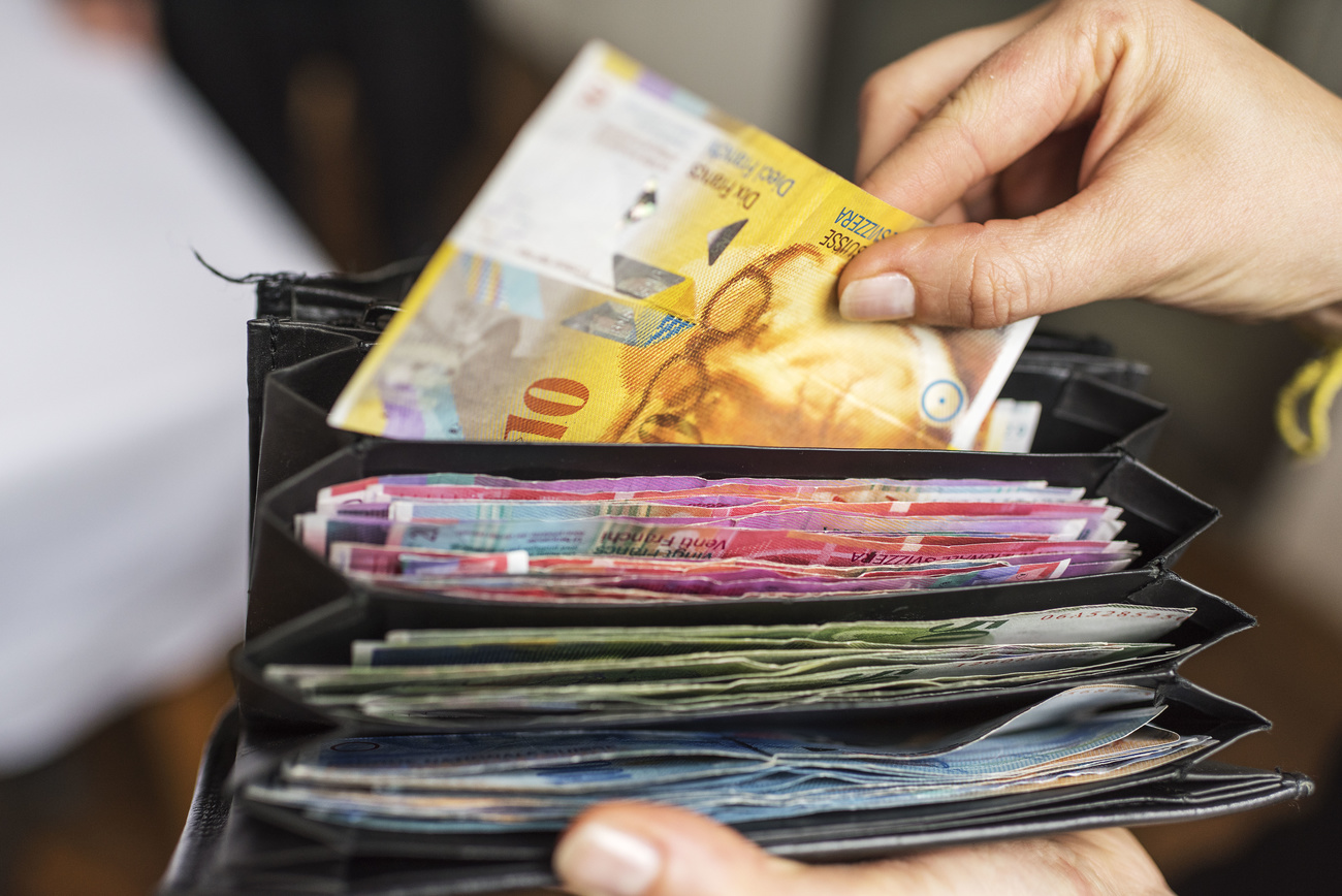 Швейцарские профсоюзы требуют повышения зарплат на показатель до 5 %, с тем чтобы компенсировать инфляцию. Работодатели не согласны.