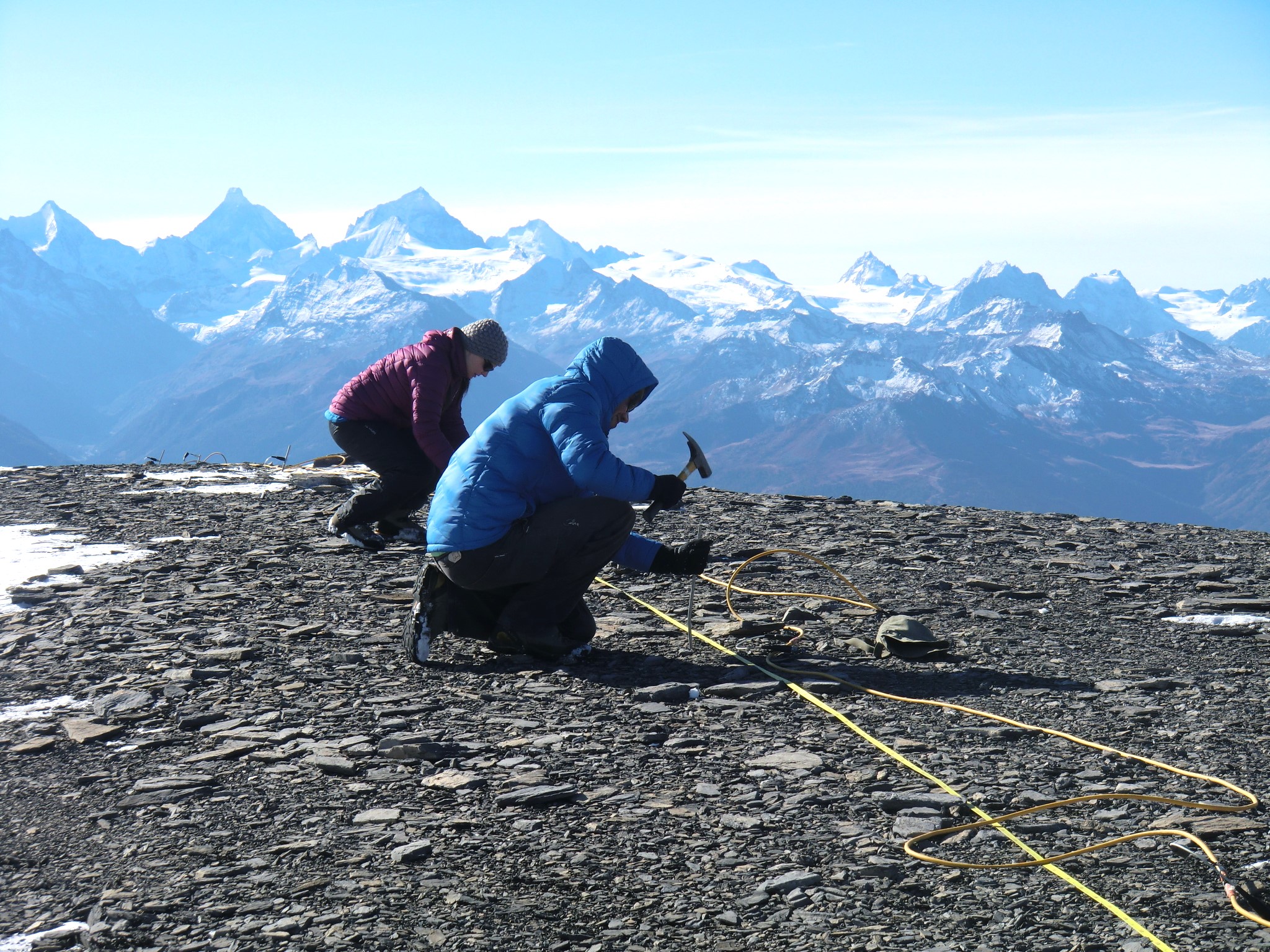 Measuring the electrical resistivity of permafrost on the Stockhorn in Valais