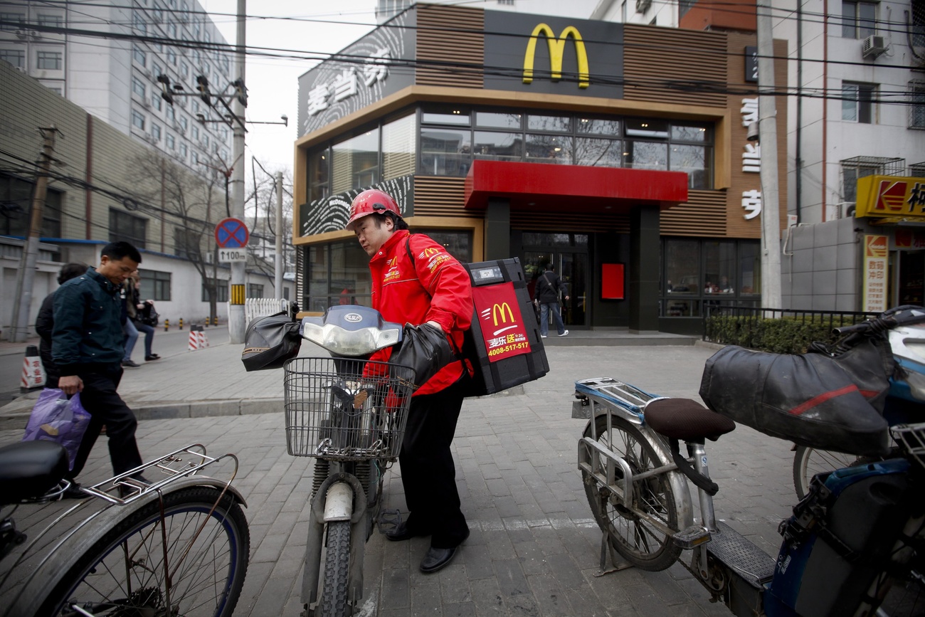 据中国工会联合会统计,中国目前有8400万人从事快递员、送餐员或送餐车司机等低薪工作。