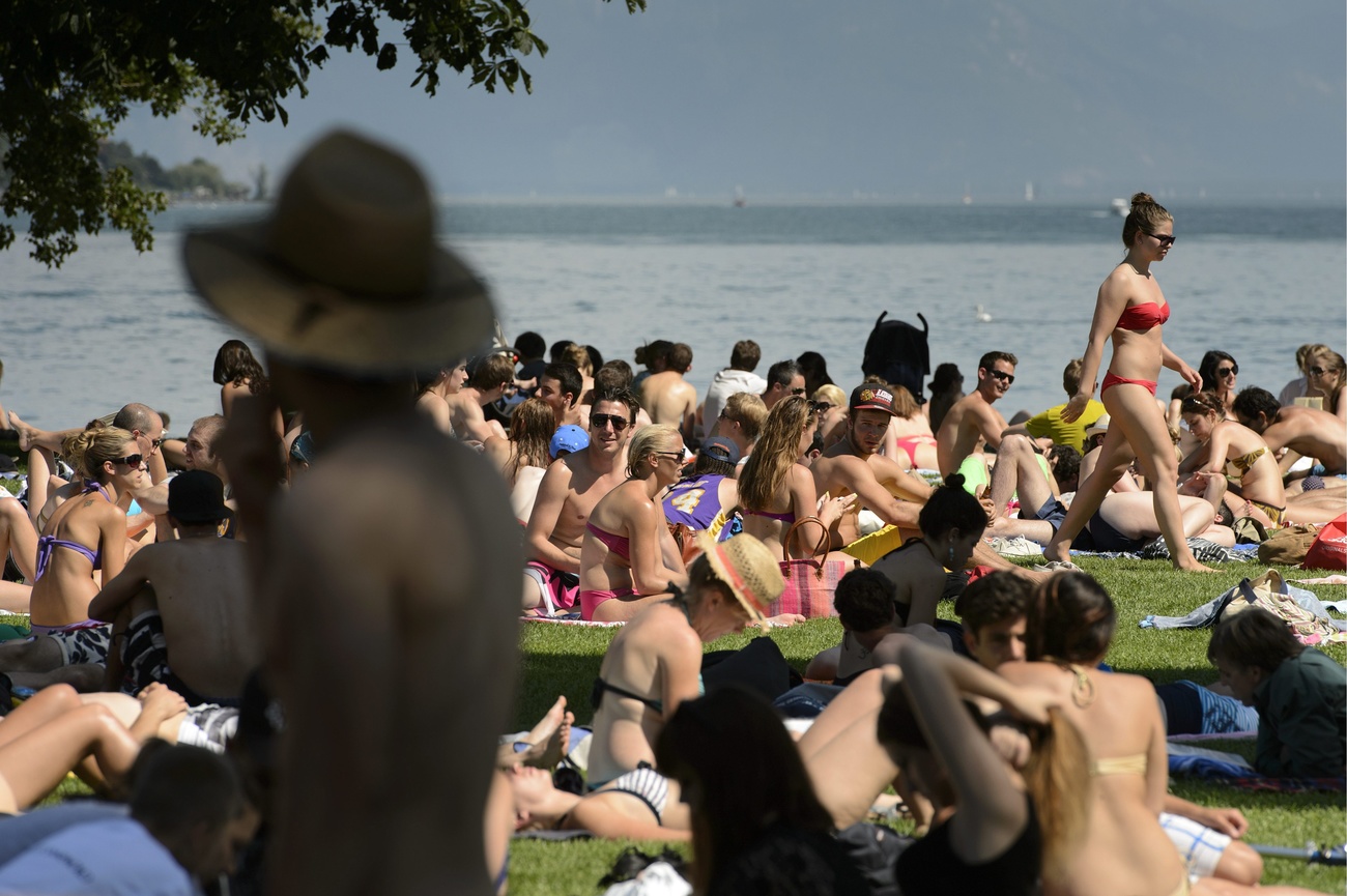 夏季湖边享受阳光浴的位置甚为稀缺。瑞士还有多少空间?