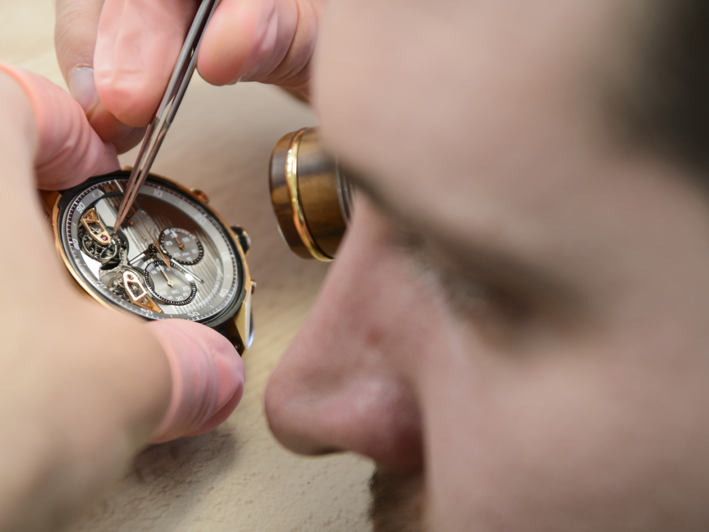 orologiaio al lavoro