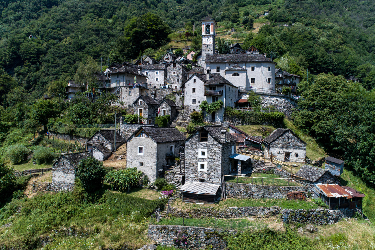 坐落在山坡上的科里波村。