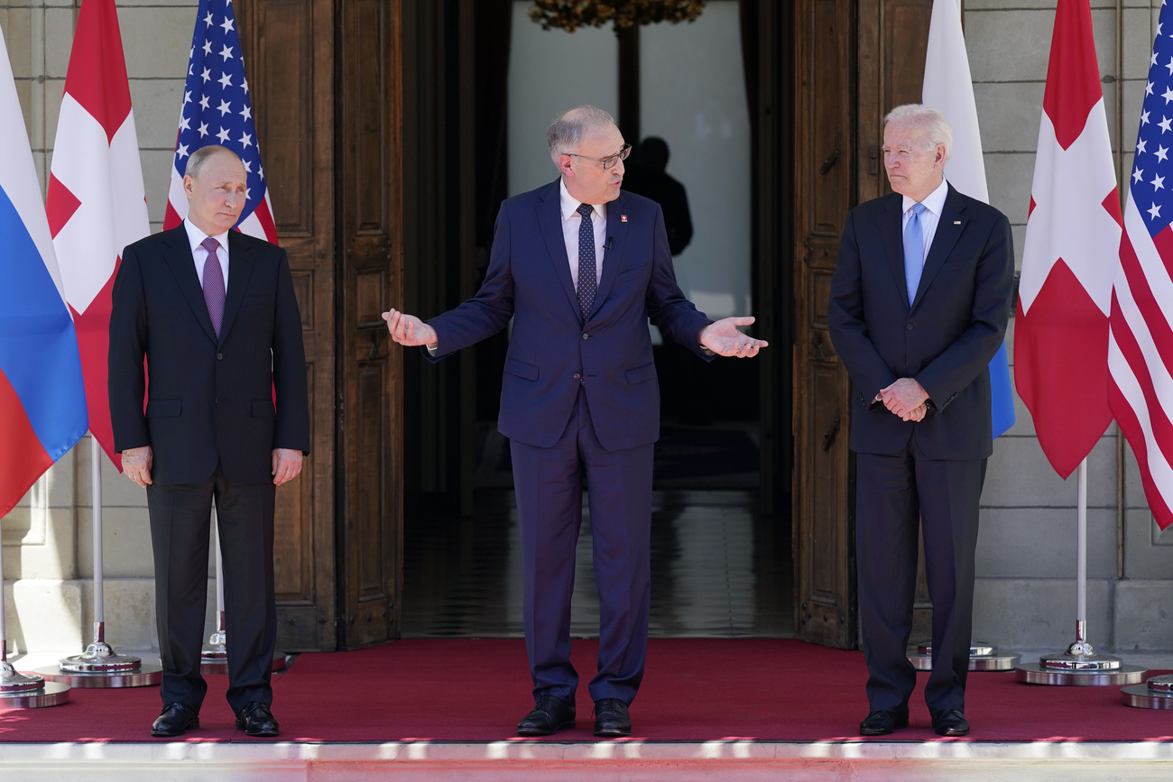 il presidente della confederazione guy parmelin è in piedi tra joe biden e vladimir putin durante un incontro nel 2021