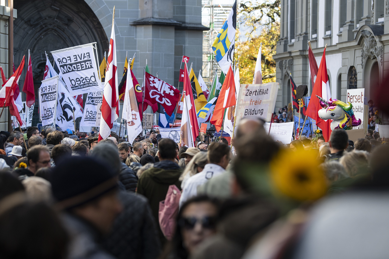 Pessoas protestando na rua