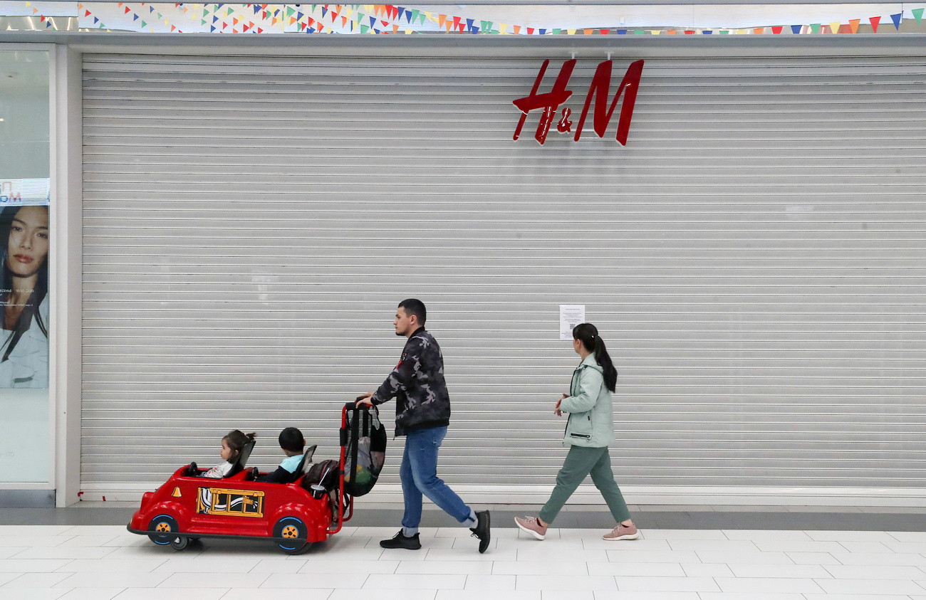 子供連れの家族とH&Mの看板
