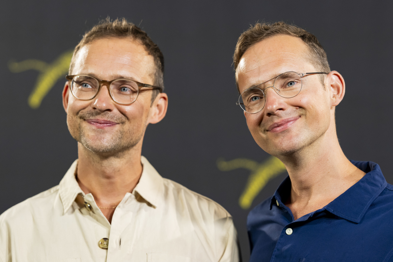 プロデューサーのシルヴァン・チュルヒャー氏(左)と監督のラモン・チュルヒャー氏。2024年8月、「The Sparrow in the Chimney(煙突の中の雀)」が上映された第77回ロカルノ国際映画祭にて