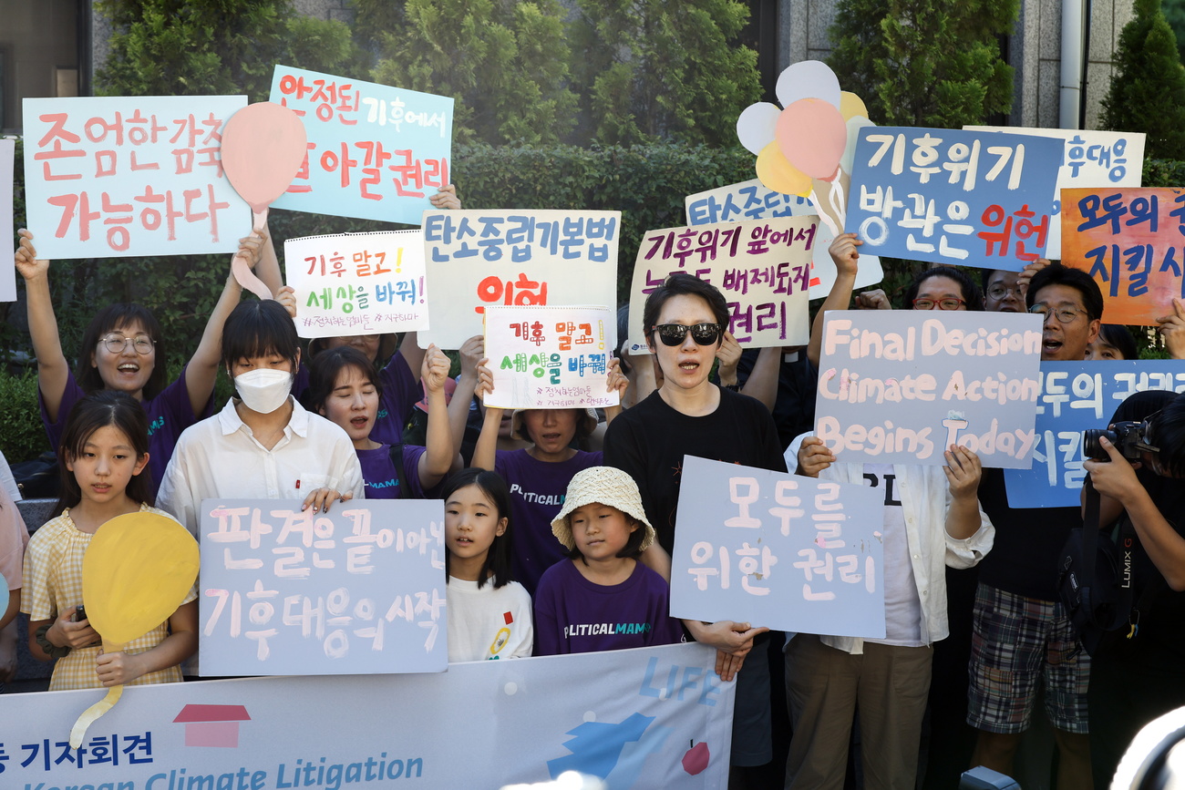 Klimaaktivist:innen vor dem Verfassungsgericht in Seoul, das über eine Klimaklage gegen die südkoreanische Regierung entschied.
