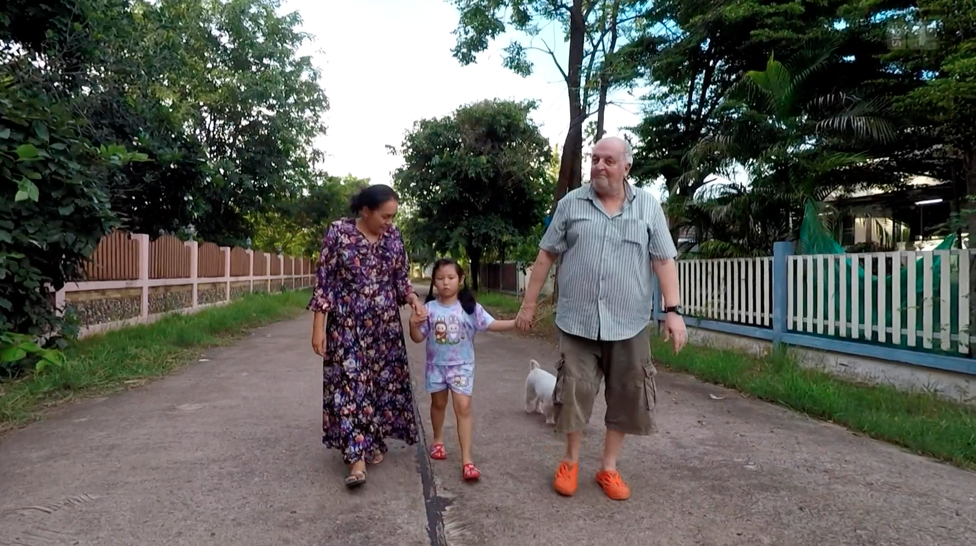 瑞士养老金领取者托马斯·蒙施(Thomas Monsch)说:"我们这些生活在泰国的瑞士人必须精打细算。“