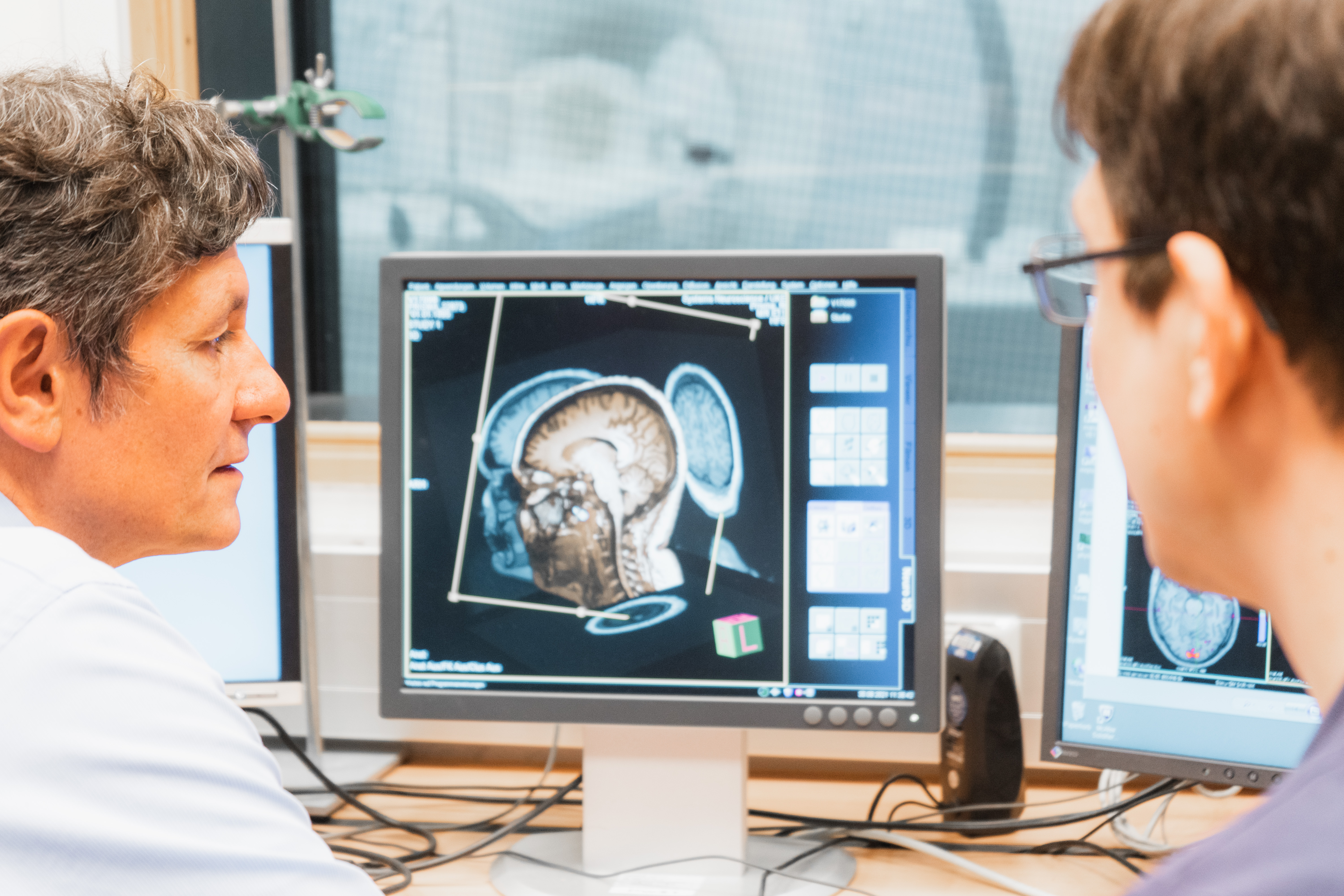 Zwei Männer betrachten einen Bildschirm