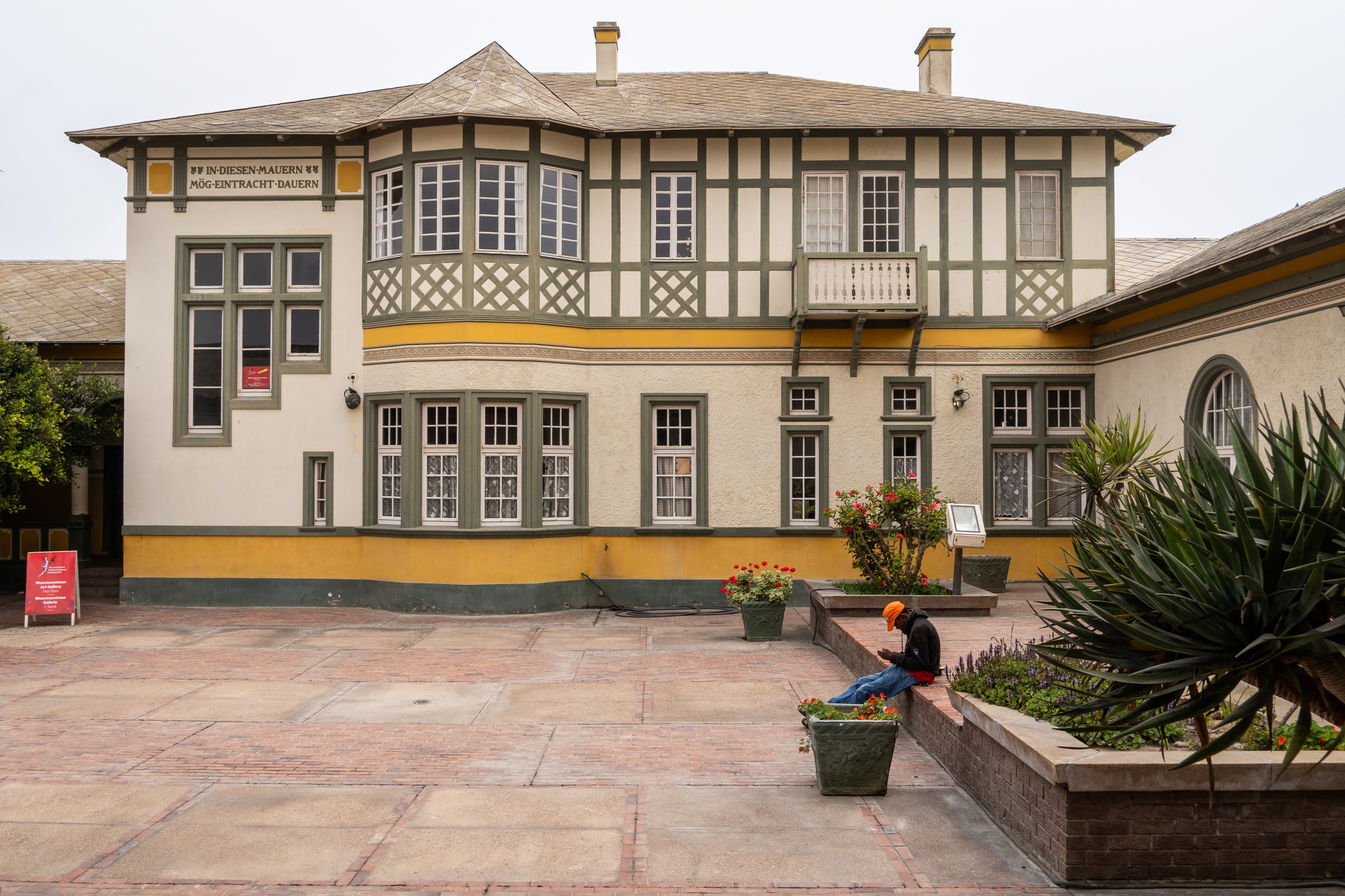 The Woermannshaus is named after a German businessman of the colonial era. Inscriptions on the house read: “Leave all discord at the door” and “May harmony endure within these walls”.