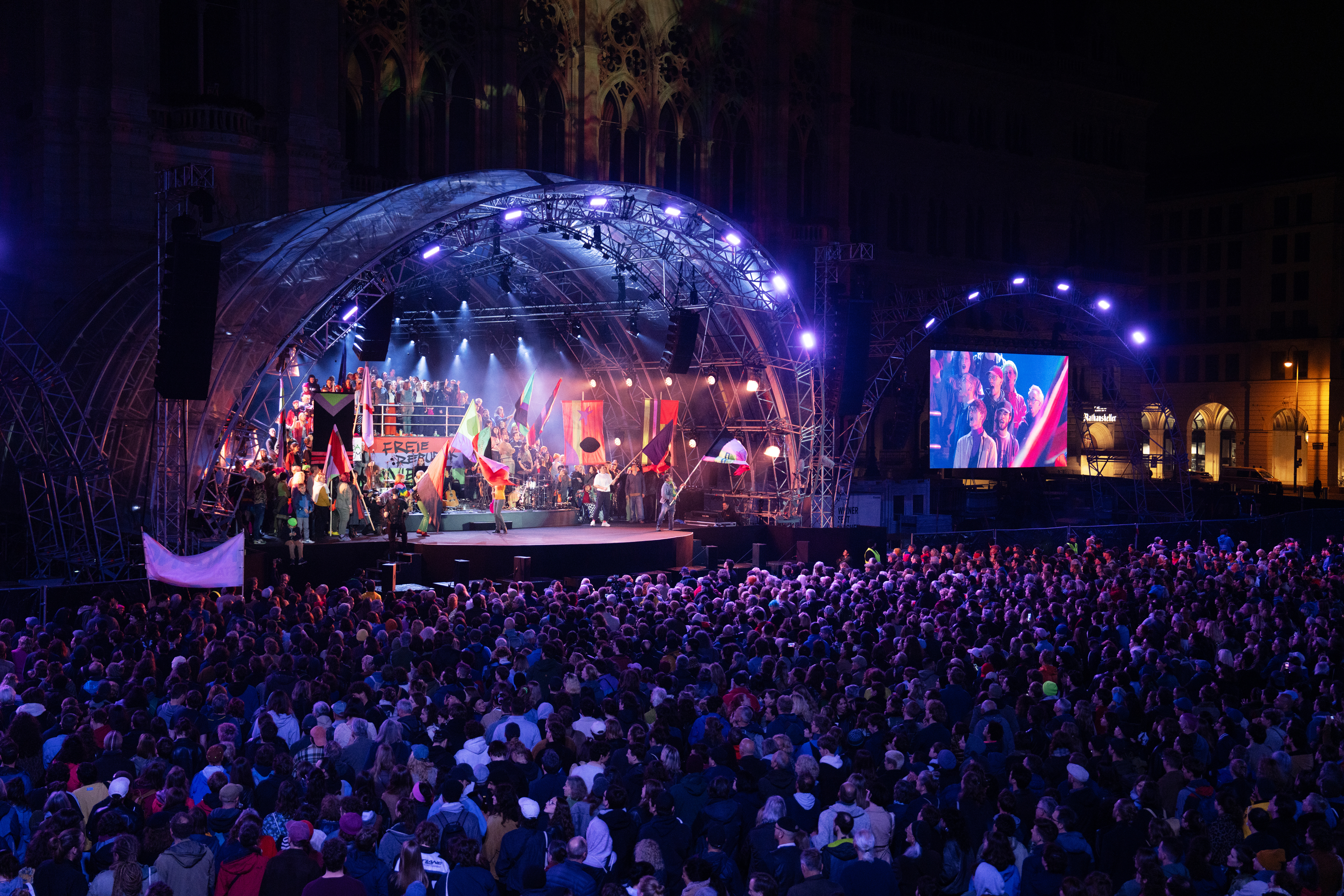 Palco de um teatro com o público