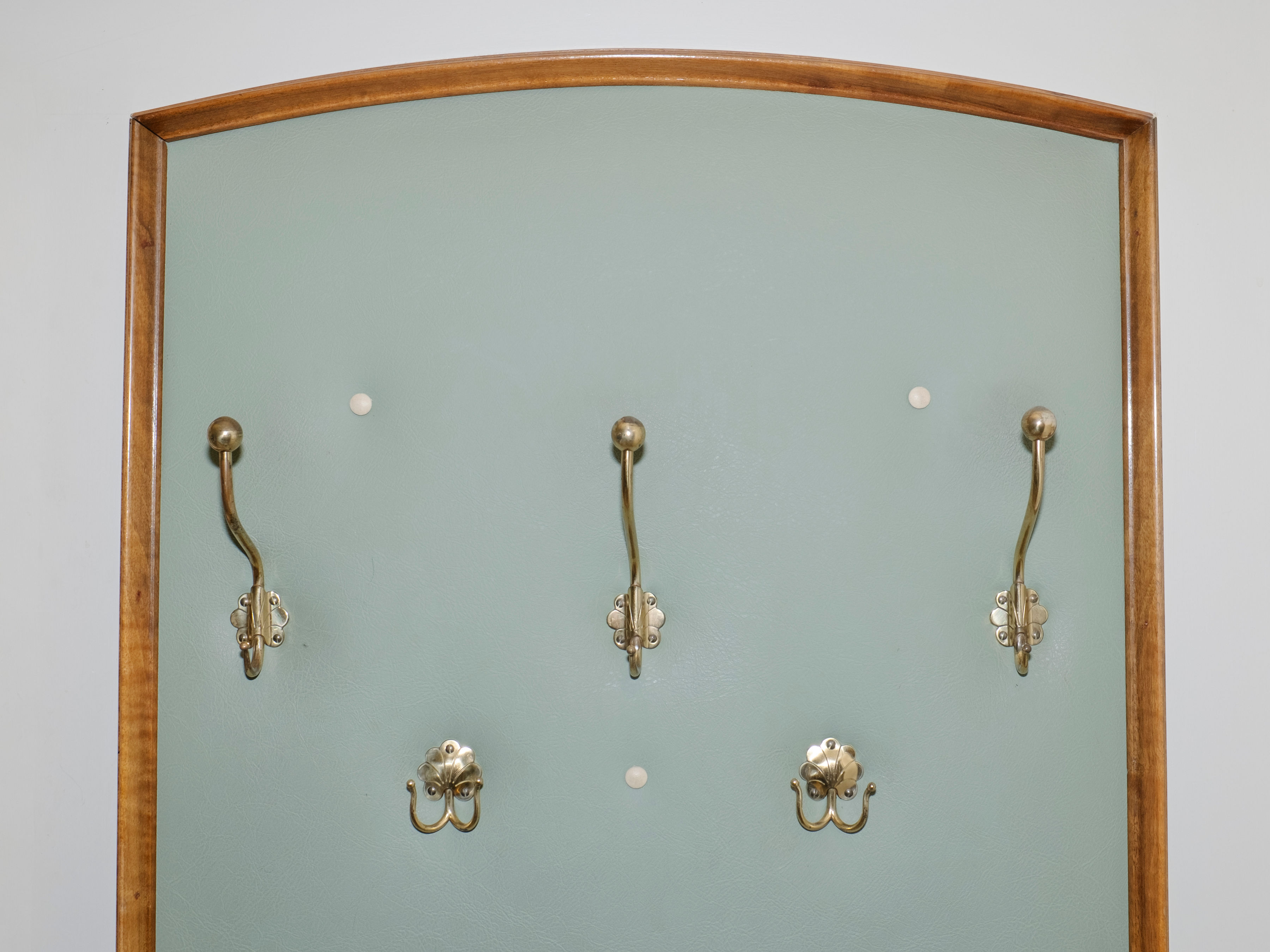 Crochets sur un porte-habits.