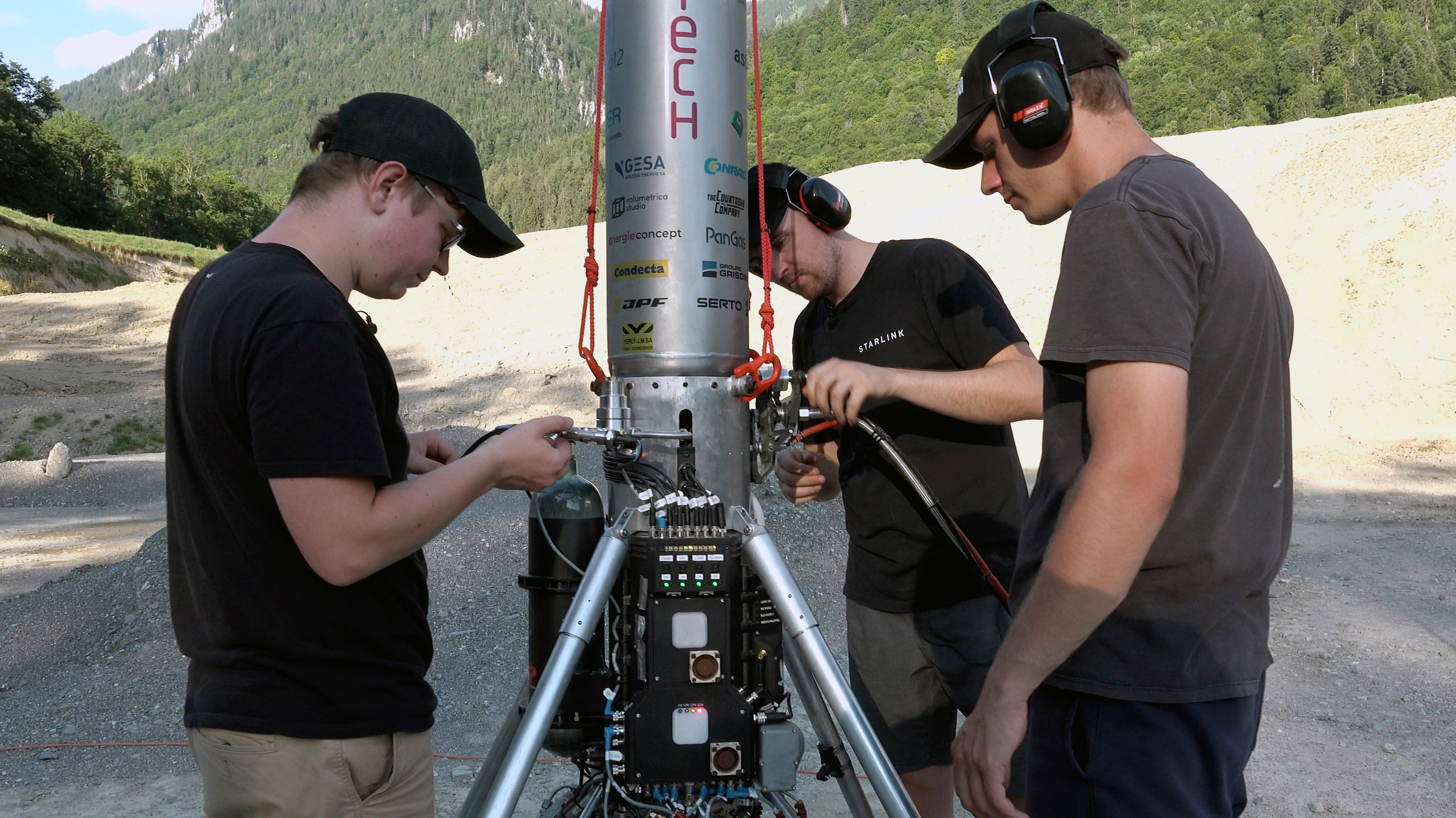 Студенты EPFL на испытательном полигоне близ Грюйера со своей ракетой.