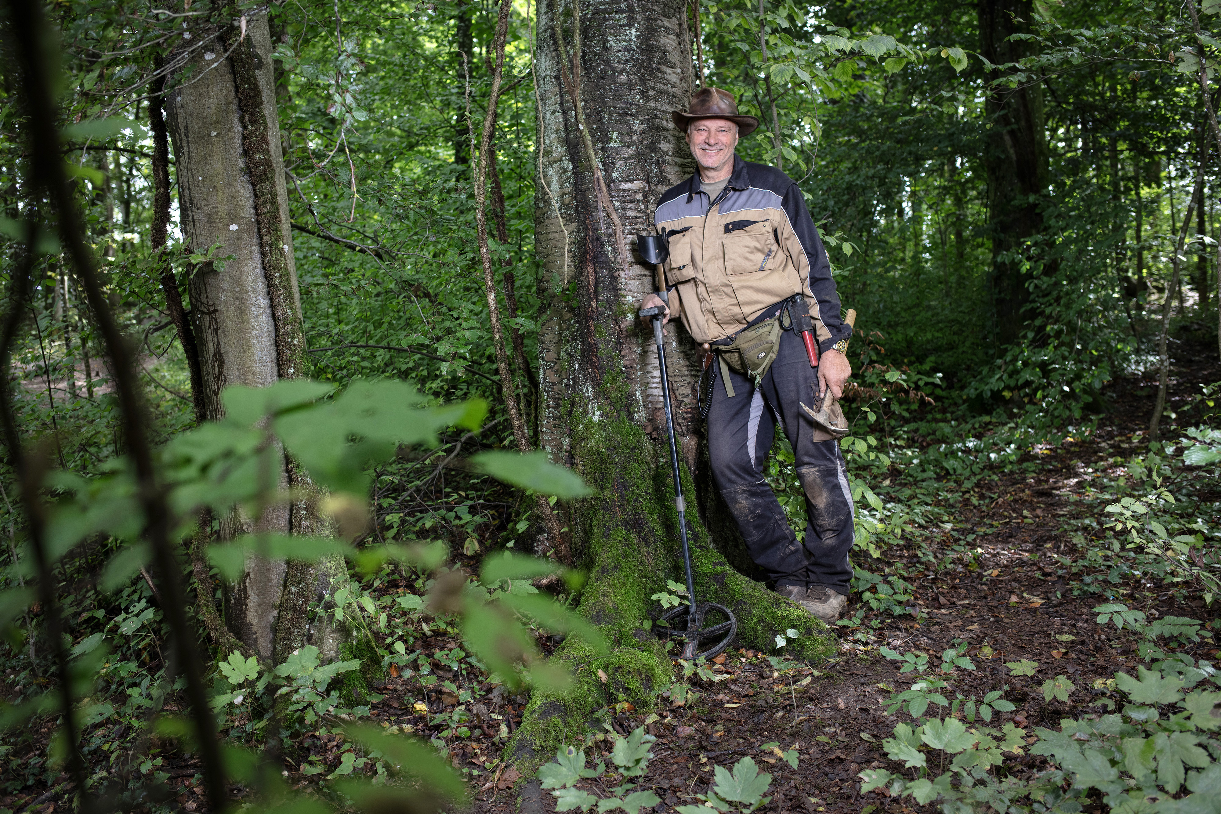 Ein Mann, der ein wenig an Indiana Jones erinnert