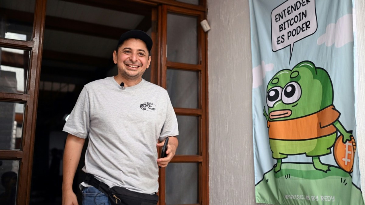 El bitcoin convirtió en empresario a un taxista de El Salvador - SWI  swissinfo.ch