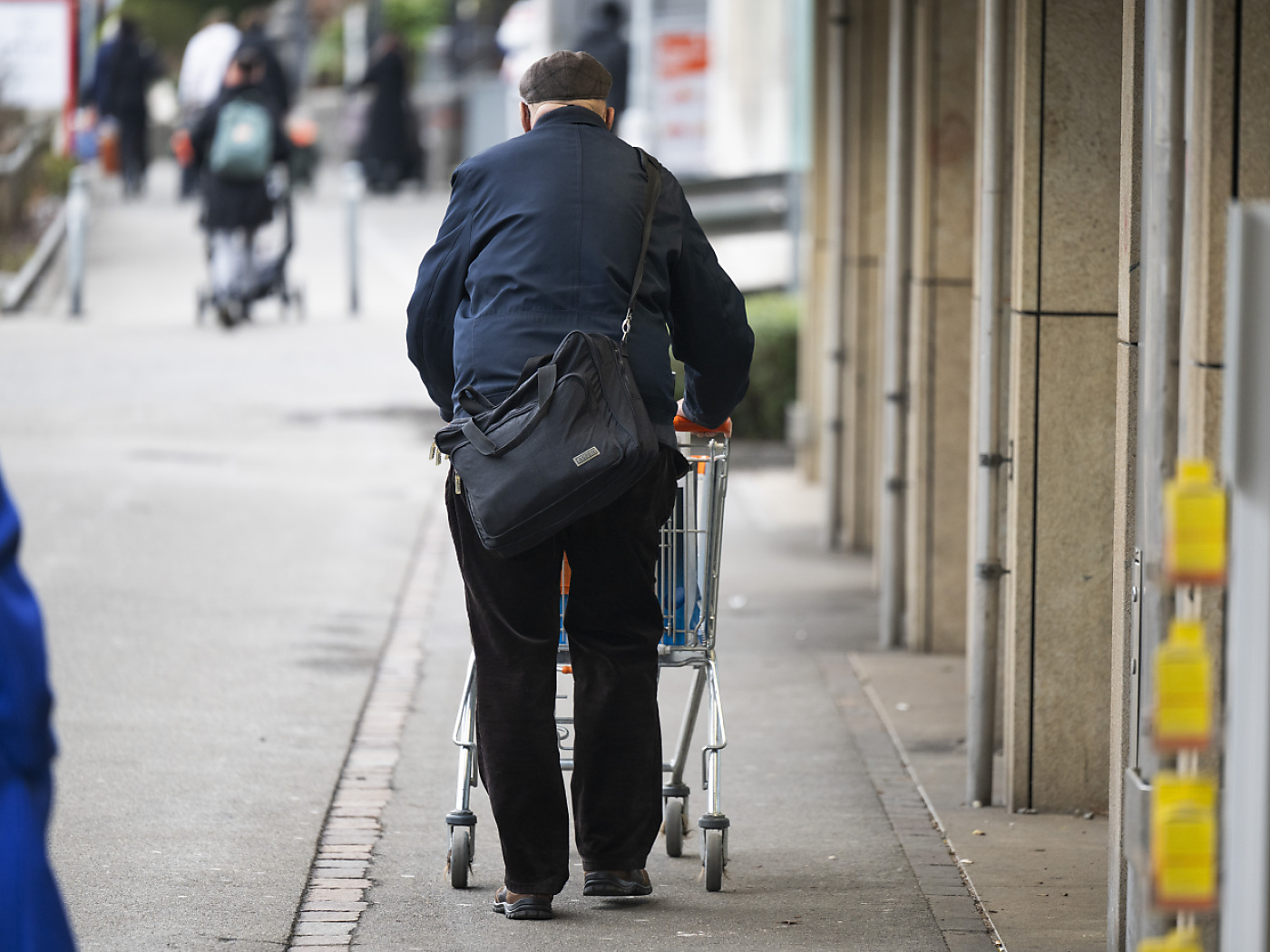 由于志愿者匮乏,许多老年人不得不忍受孤独。