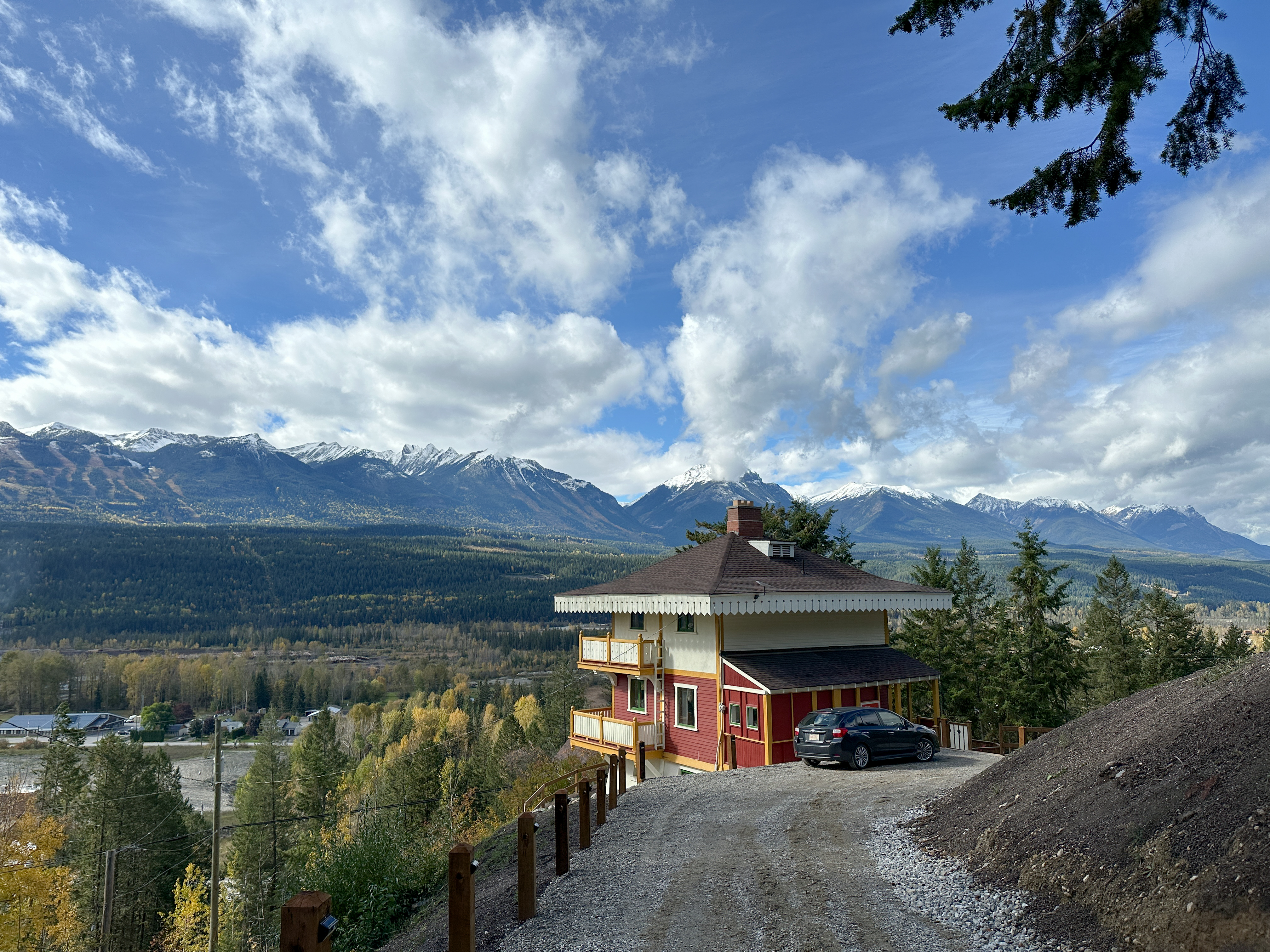 Vue d'un chalet dans les montagne Rocheuses.