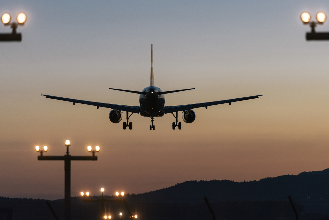 decollo aereo al crepuscolo