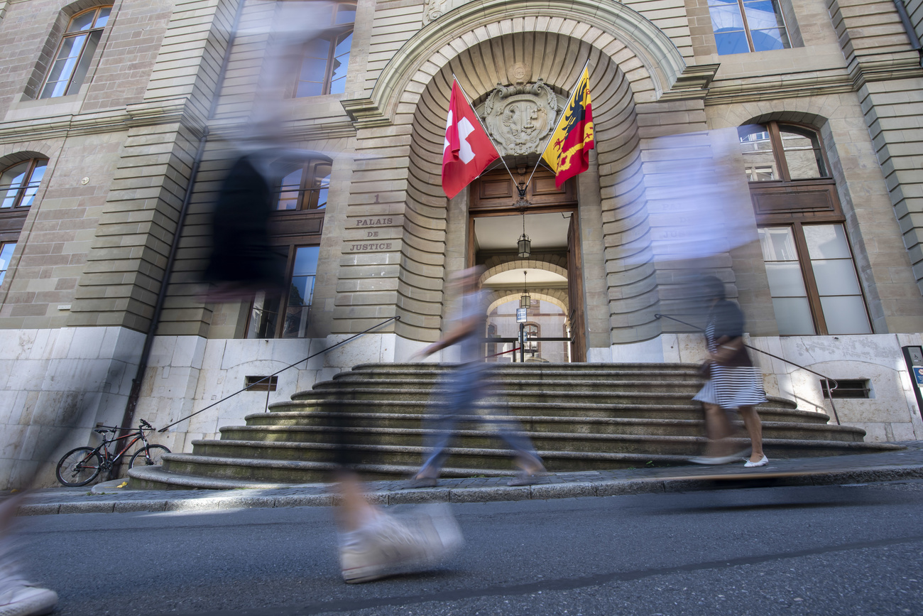 Vue de la porte d'entree du Palais de Justice avec ces deux drapeaux le Suisse et le genevois, photographie, ce jeudi 2 juillet 2020 a Geneve. Le Palais de Justice ou se trouvent le Tribunal de premiere instance civile et la Cour de justice. (KEYSTONE/Martial Trezzini)