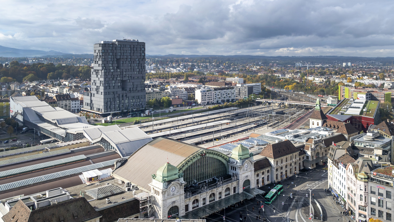 The canton Basel City railway station with the Bahnhof-Passerelle and the Meret Oppenheim Hochhaus, from front to back, in canton Basel City.