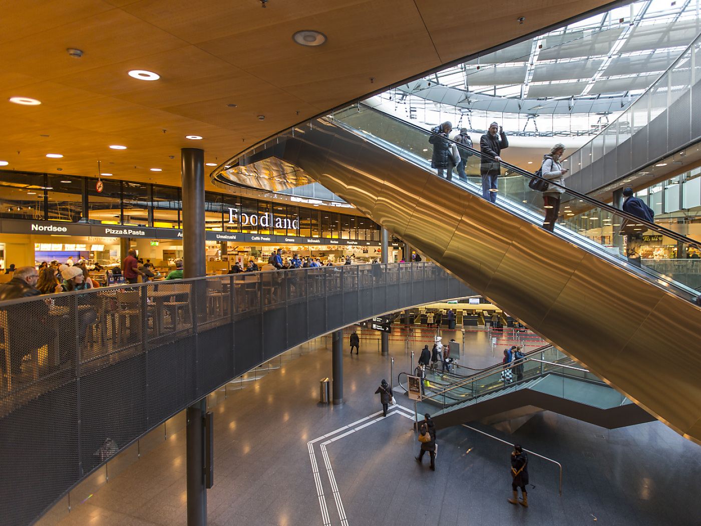 interno dell'area shopping dell'aeroporto di zurigo