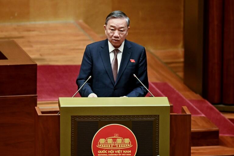 越南选出新国家主席梁强 - SWI swissinfo.ch