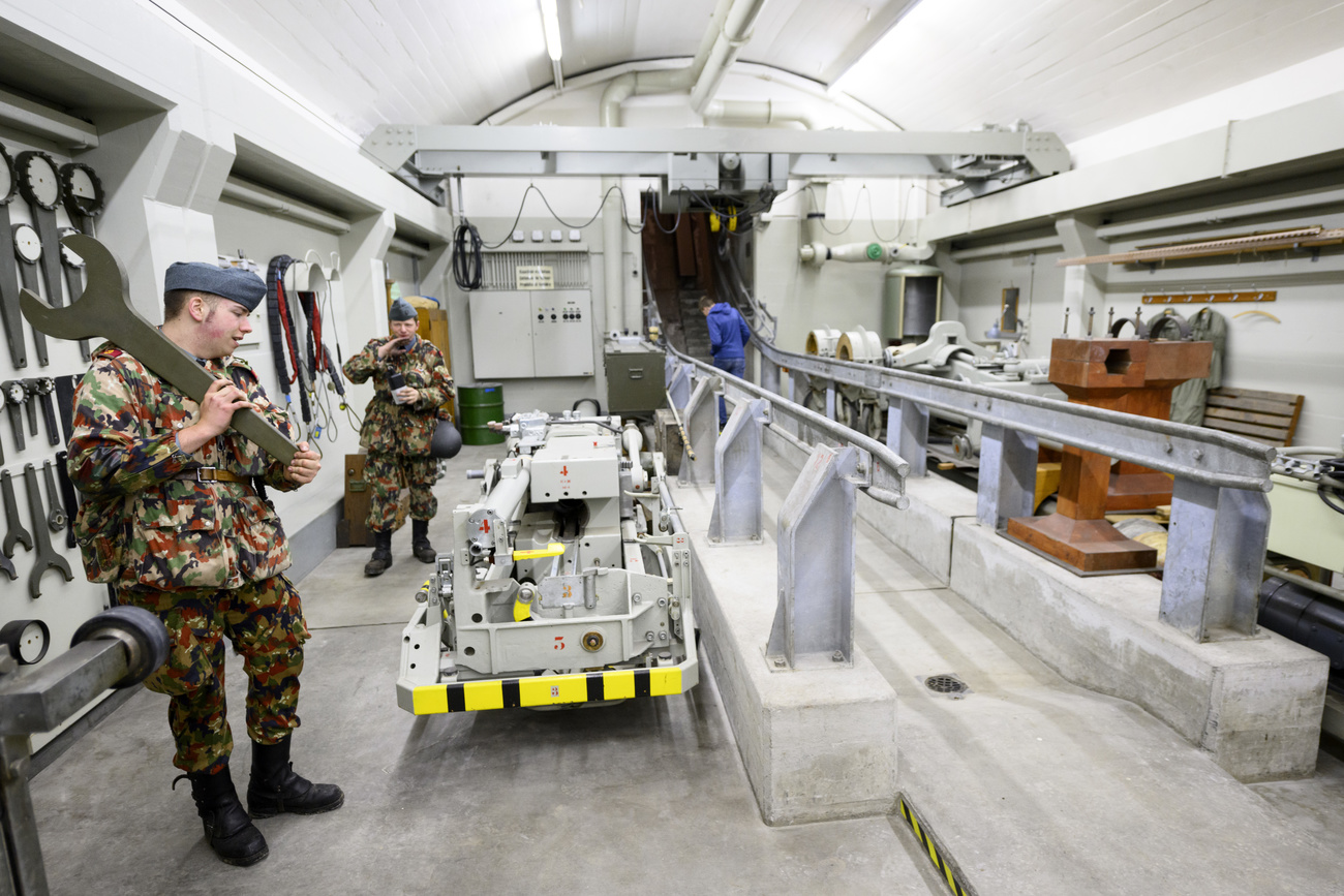 soldati all'interno di un binker militare