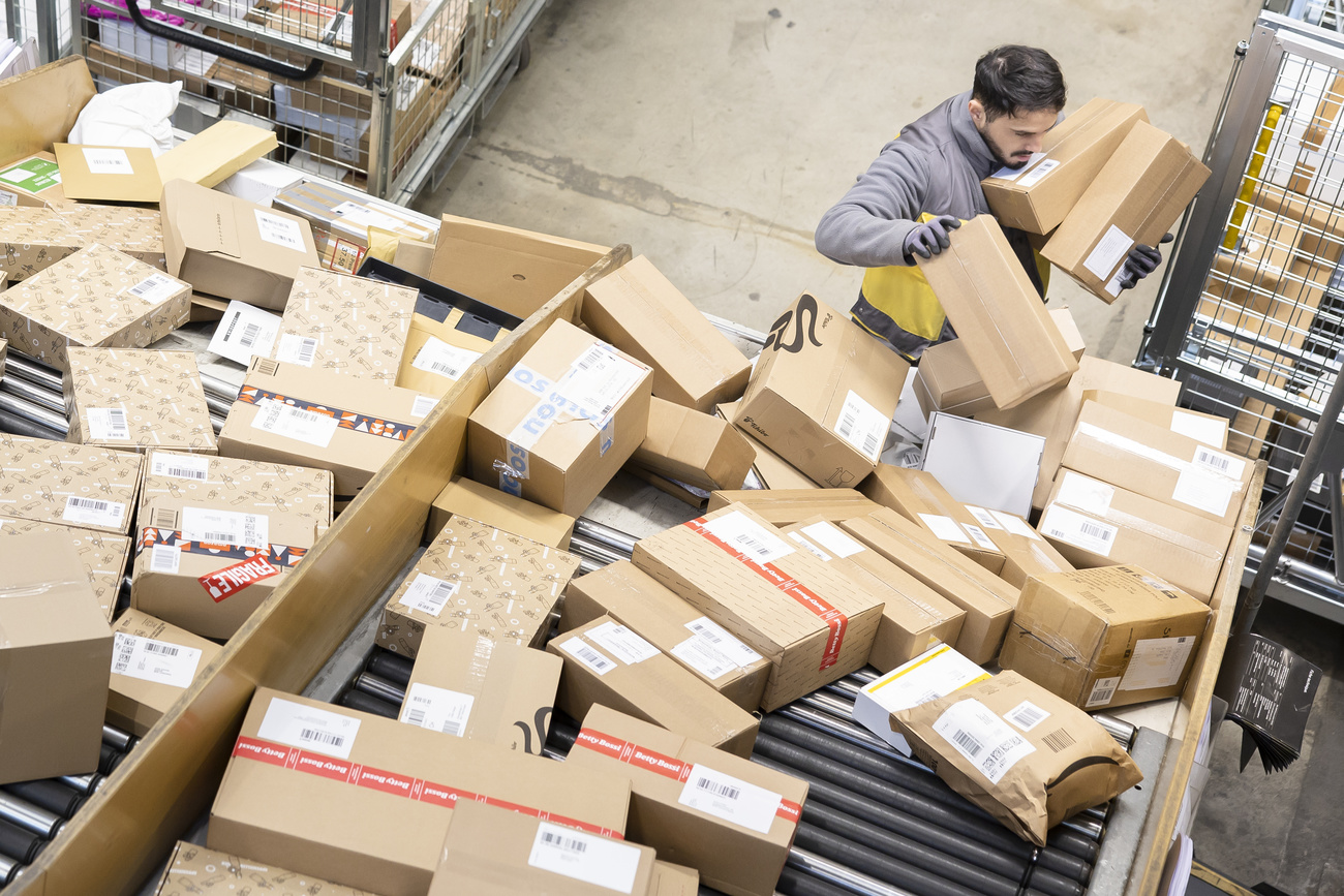 A Swiss Post employee sorts parcels at the Frauenfeld parcel centre on Tuesday, 13 December 2022 in Frauenfeld. Between Black Friday and Christmas, Swiss Post employees process an average of around 1 million parcels per day, and up to 1.3 million parcels on peak days.