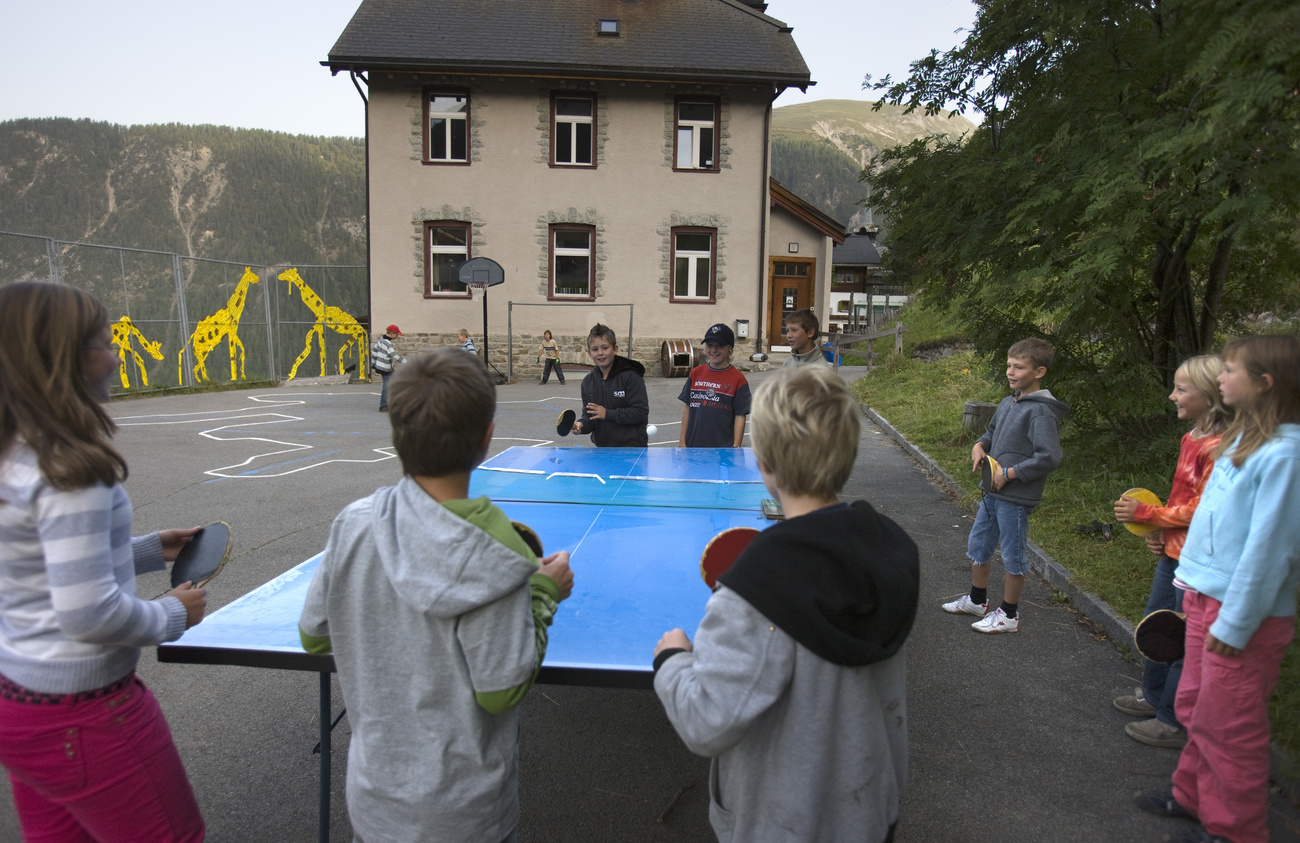 bambini giocano a ping pong
