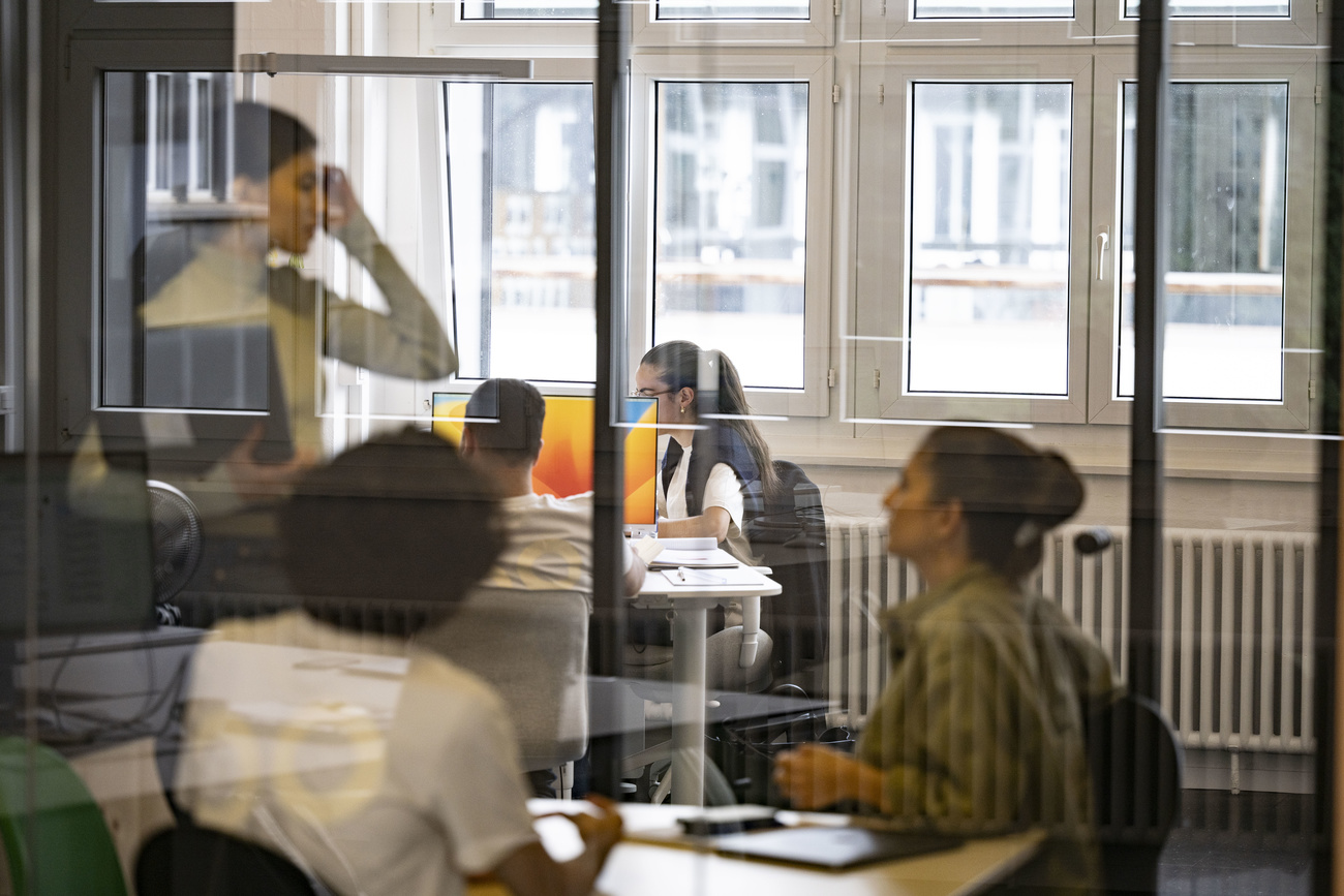 Boostbar Mitarbeiter arbeiten in ihrem Buero, fotografiert am Donnerstag, 21. September 2023 in Zuerich. Boostbar ist in der Vending Industrie taetig und vermietet Verfplegungsautomaten mit Mahlzeiten, Snacks, Getraenken sowie Kaffeeecken. Automaten koennen von den Kunden auch selber bestueckt werden, in diesem Fall liefert Boostbar nur die Hardware und Software zur digitalen Nachverfolgung der Verkaeufe. (KEYSTONE/Christian Beutler)