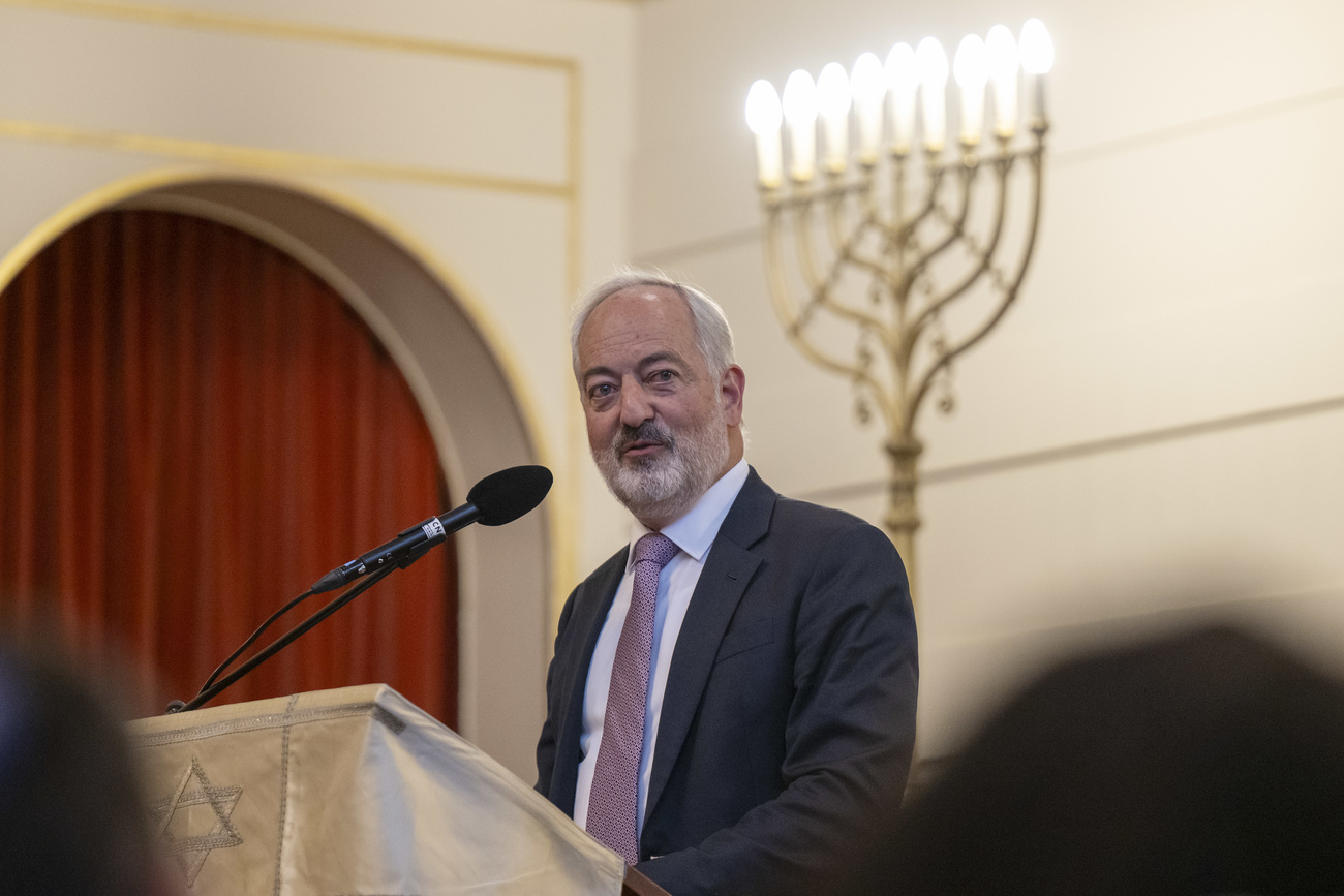 Ein Mann in einer Synagoge
