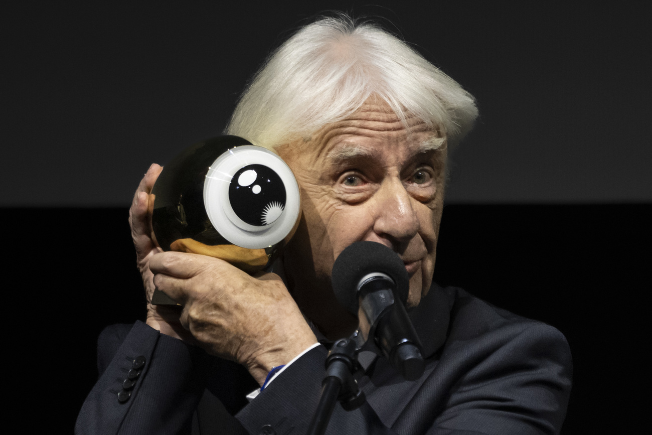 Emil Steinberger hält seinen Lifetime Achievement Award in die Kamera