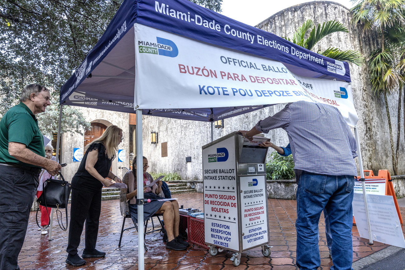 Pessoas montando urna eleitoral.