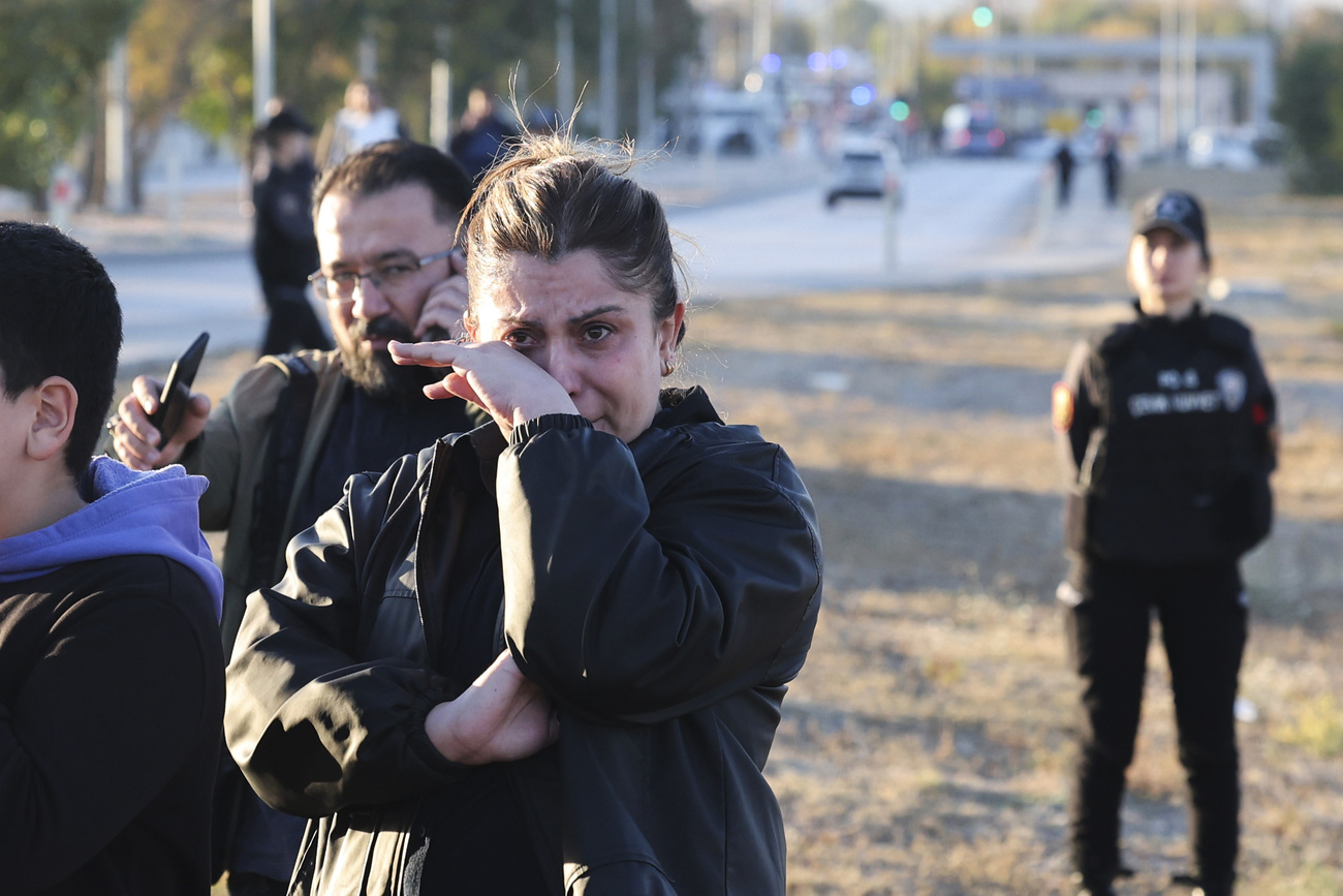 donna piance dopo attentato ad ankara