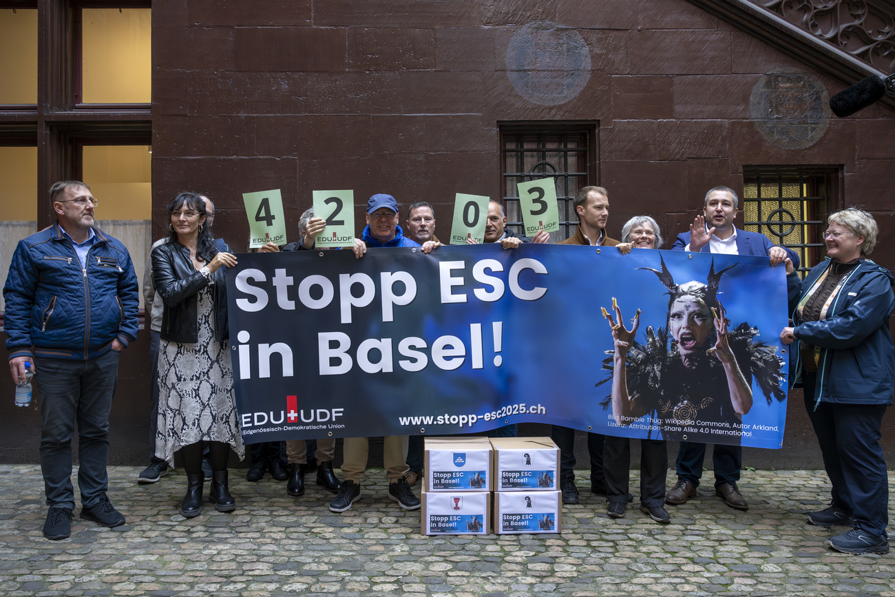 persone con manifesto contro ESC