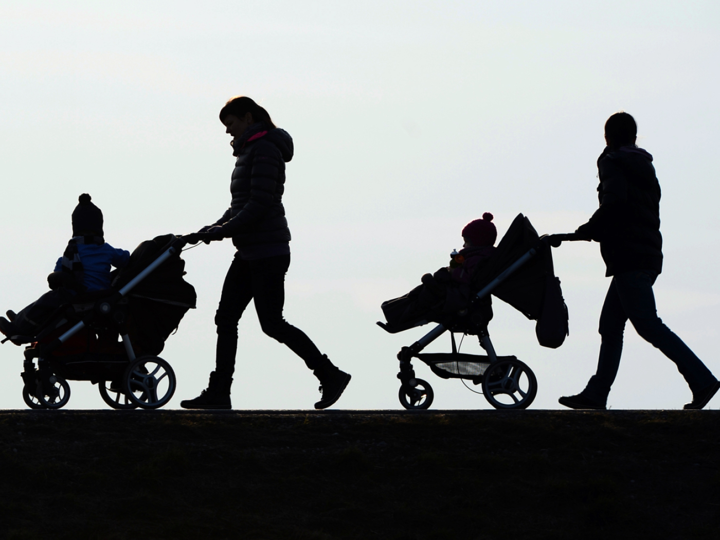 mamme con passegginbi in controluce