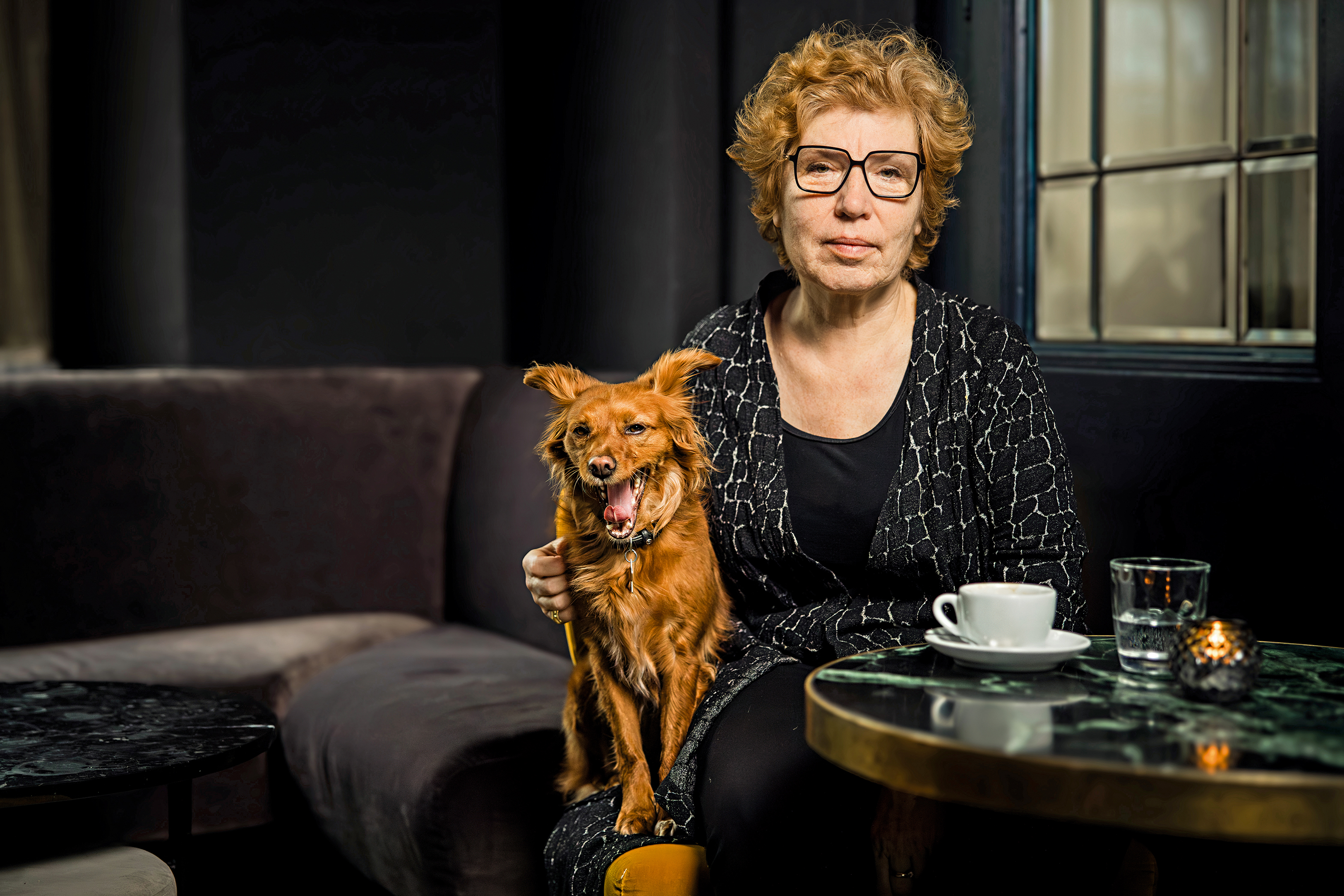 Mulher com um cachorro