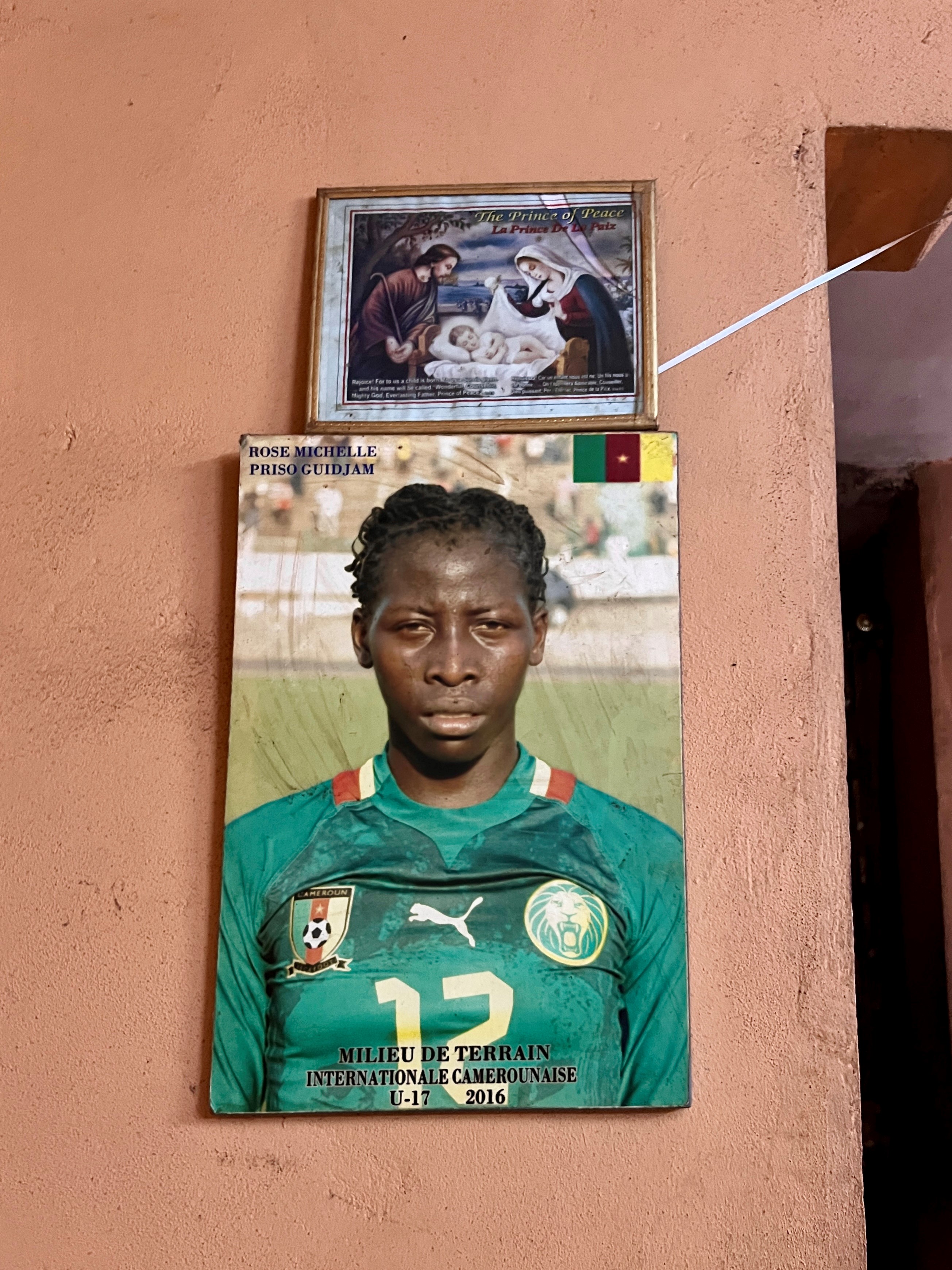 Kamerunische Mädchen streben mit Fußball nach einer besseren Zukunft