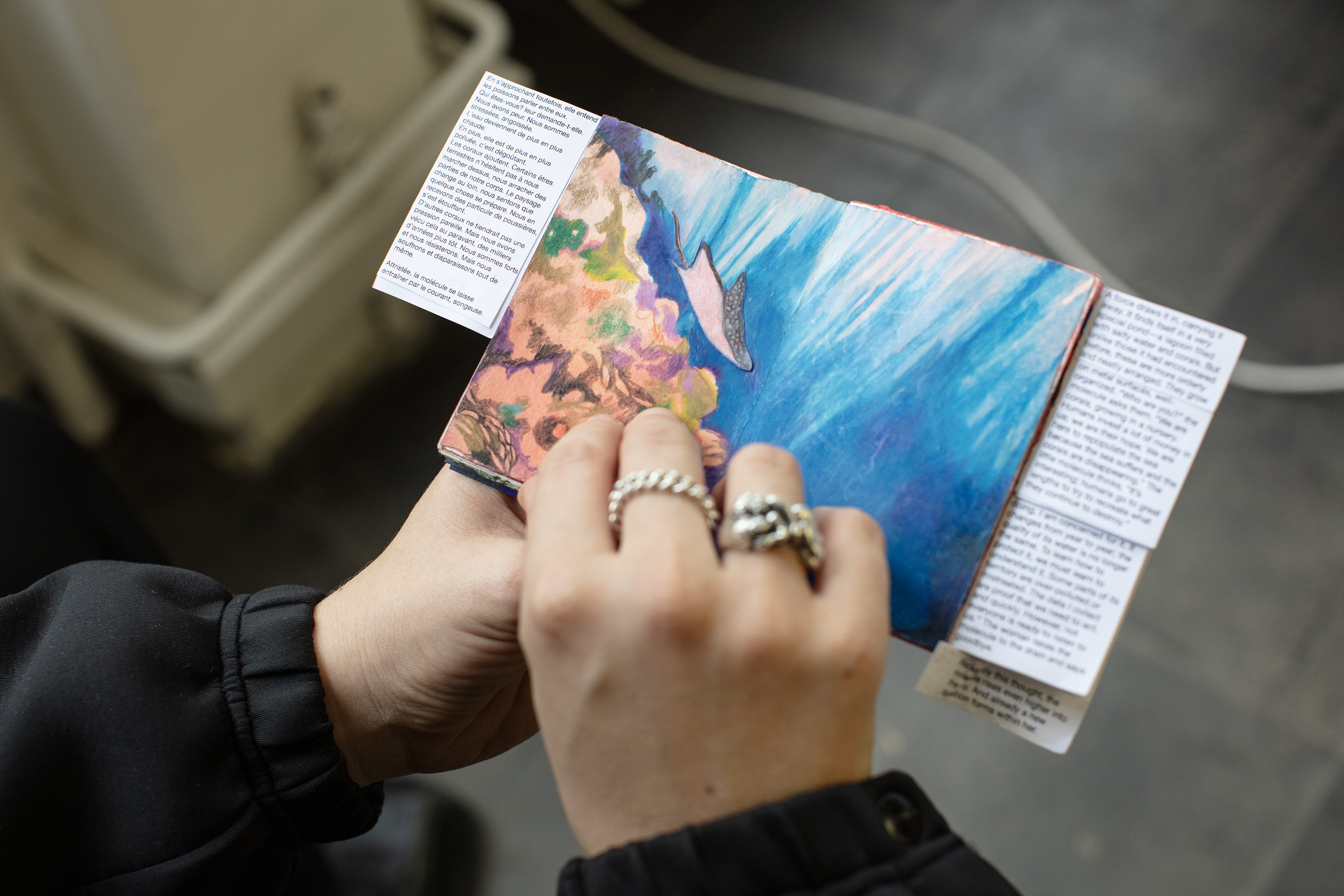 Kleines Notizbuch mit Miniaturversionen von Kunstwerken
