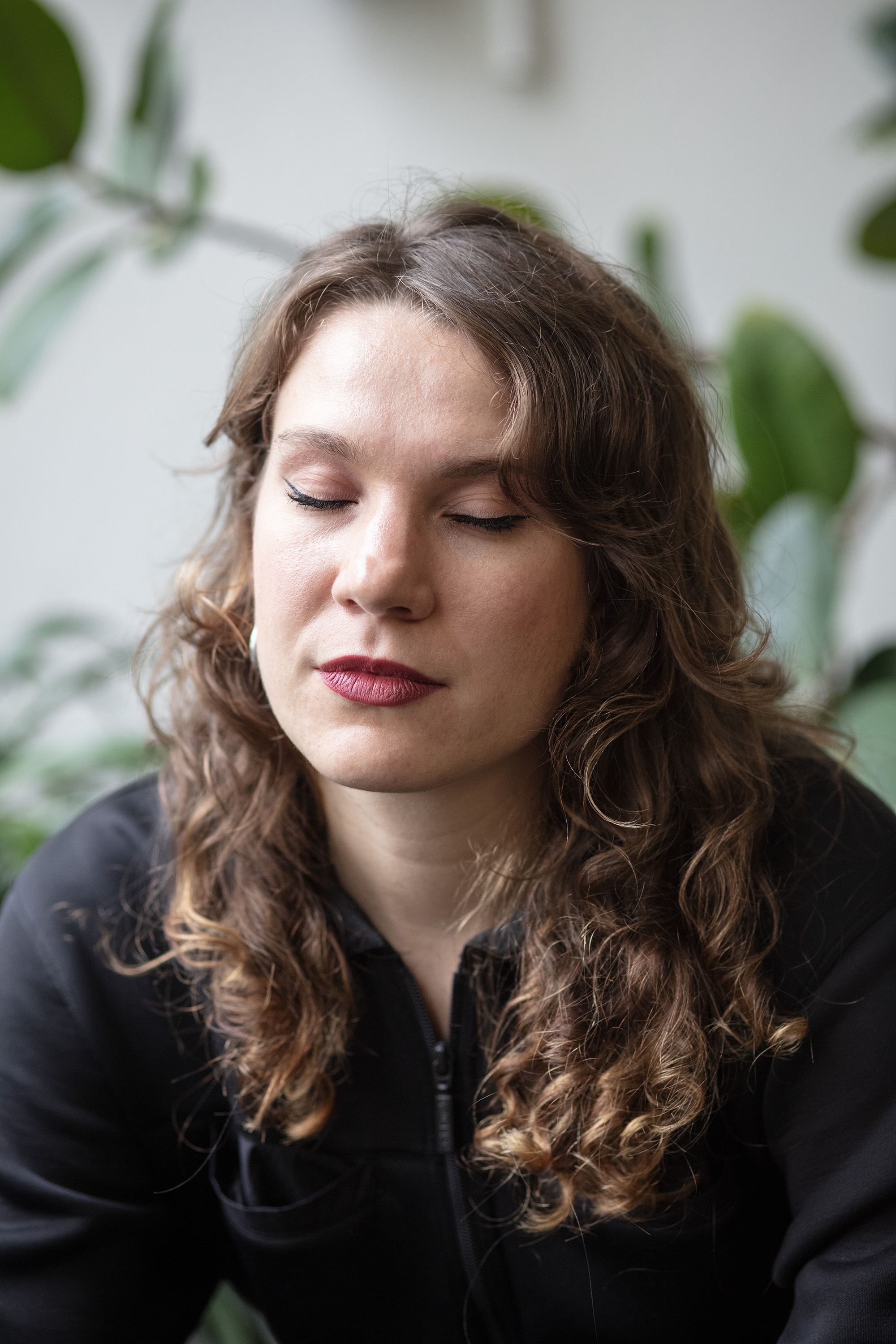 Portrait von Maeva Rubli mit geschlossenen Augen