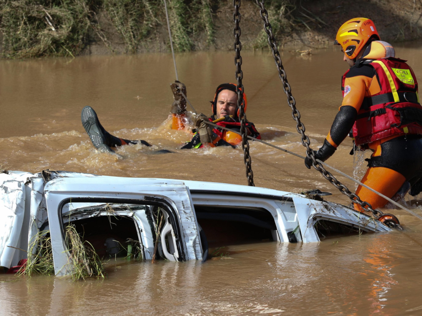 soccorritori in acqua