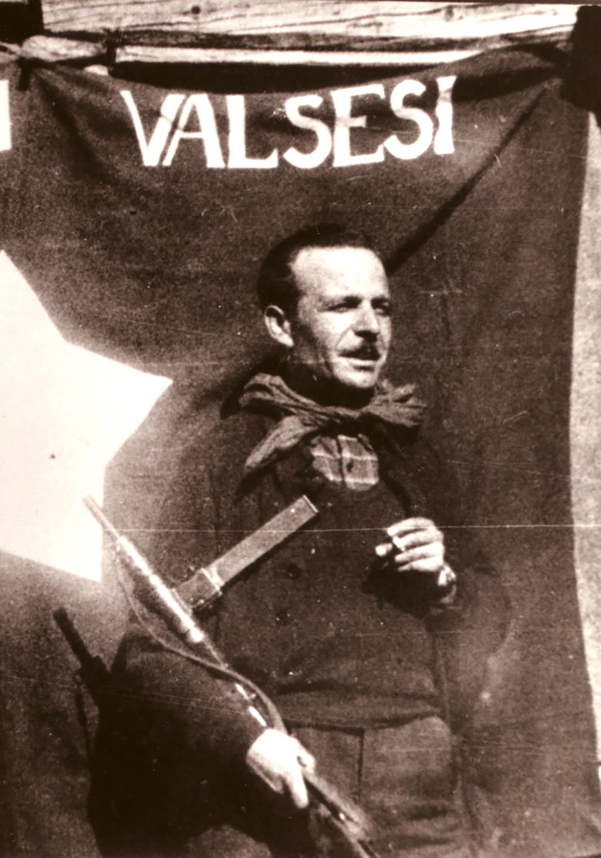 Ein Mann mit einer Maschinenpistole