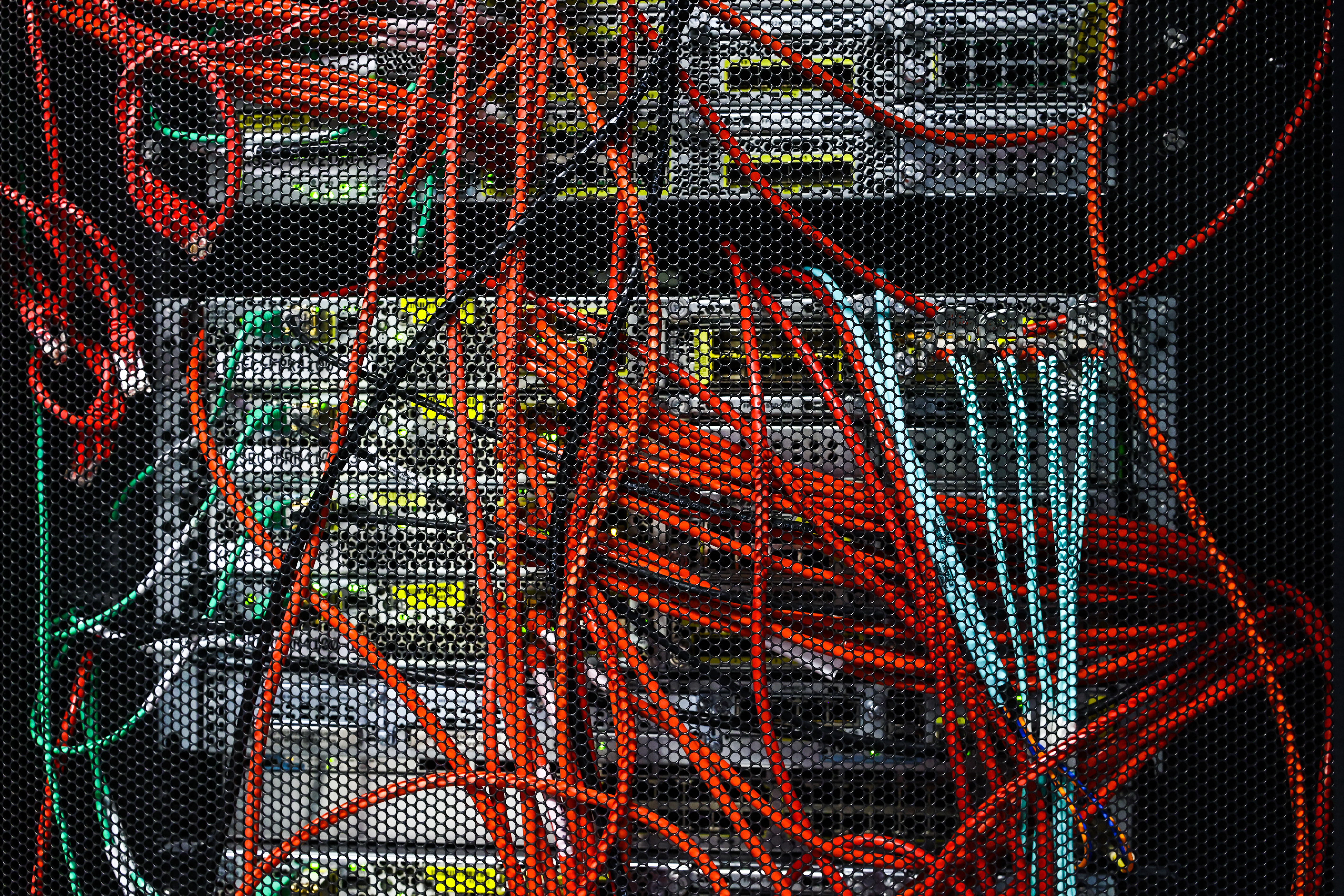 Kabel hinter einem Grosscomputer