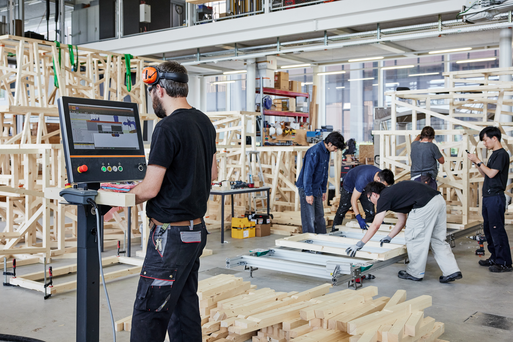 Eindrücke von der Arbeit im ETH-Labor: Die Ideen für die Holzkonstruktion werden mit Hilfe von Computermodellen berechnet und getestet.