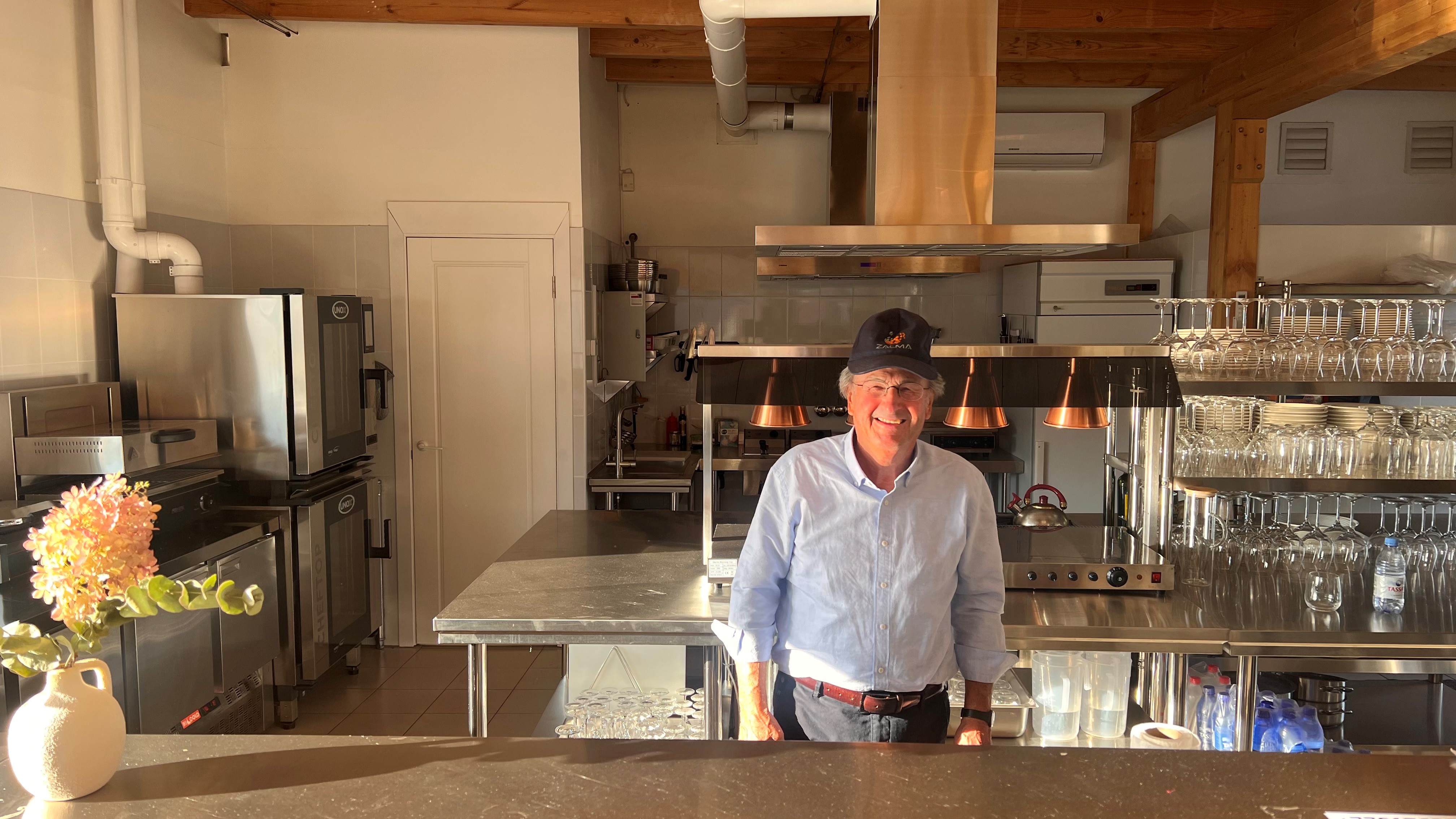 Lo svizzero Max Schneeberger nella cucina del clubhouse di Tilendieva ad Almaty, in Kazakistan.