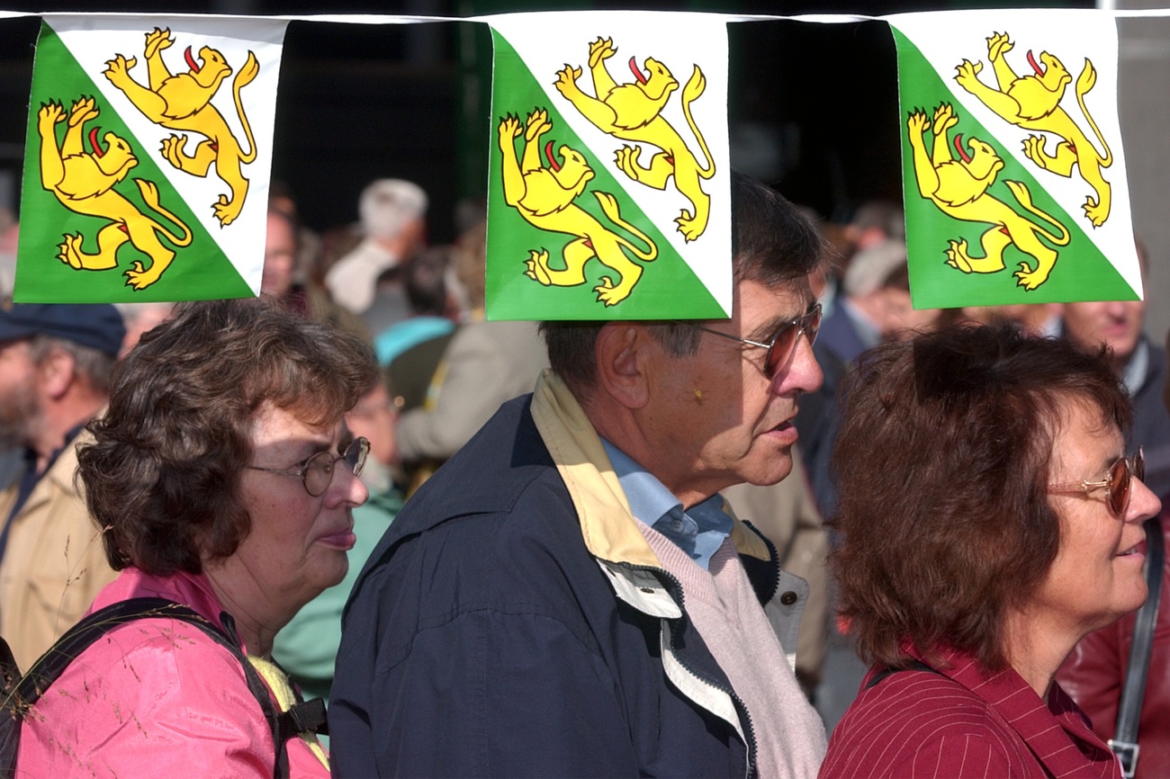 Deux femmes et un homme sous trois drapeaux thurgoviens.