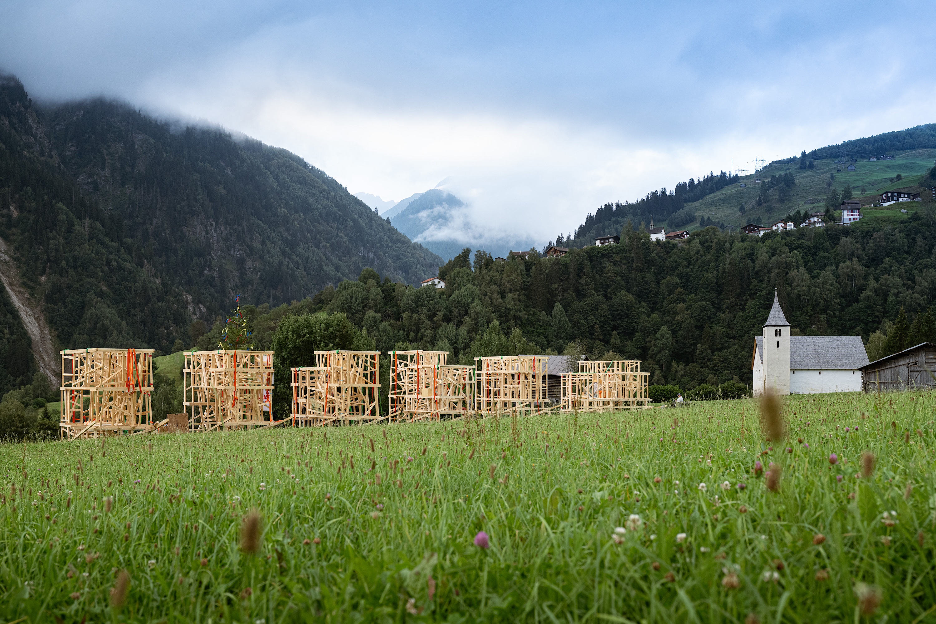 Bereitstellung der Holzmodule für den Transport per Helikopter.