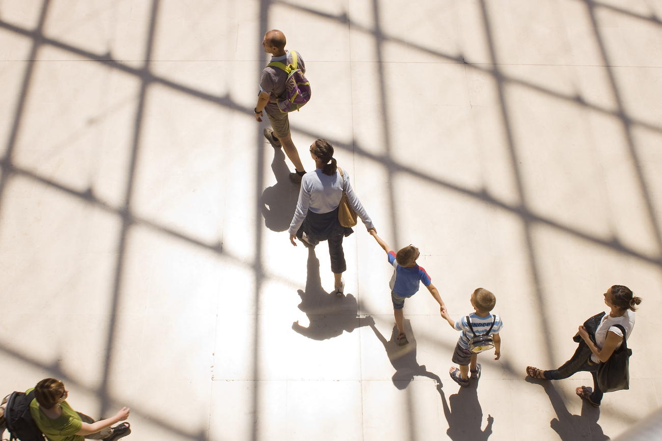 Piramide del museo del Louvre, turisti Francia, Parigi, museo del Louvre, giovani genitori e i loro due figli piccoli che passano sotto la piramide