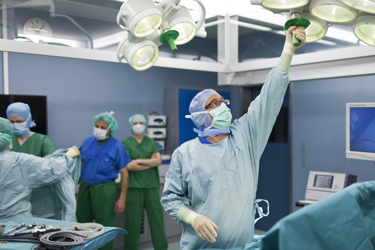 Ein Arzt bereitet sich auf die Operation vor