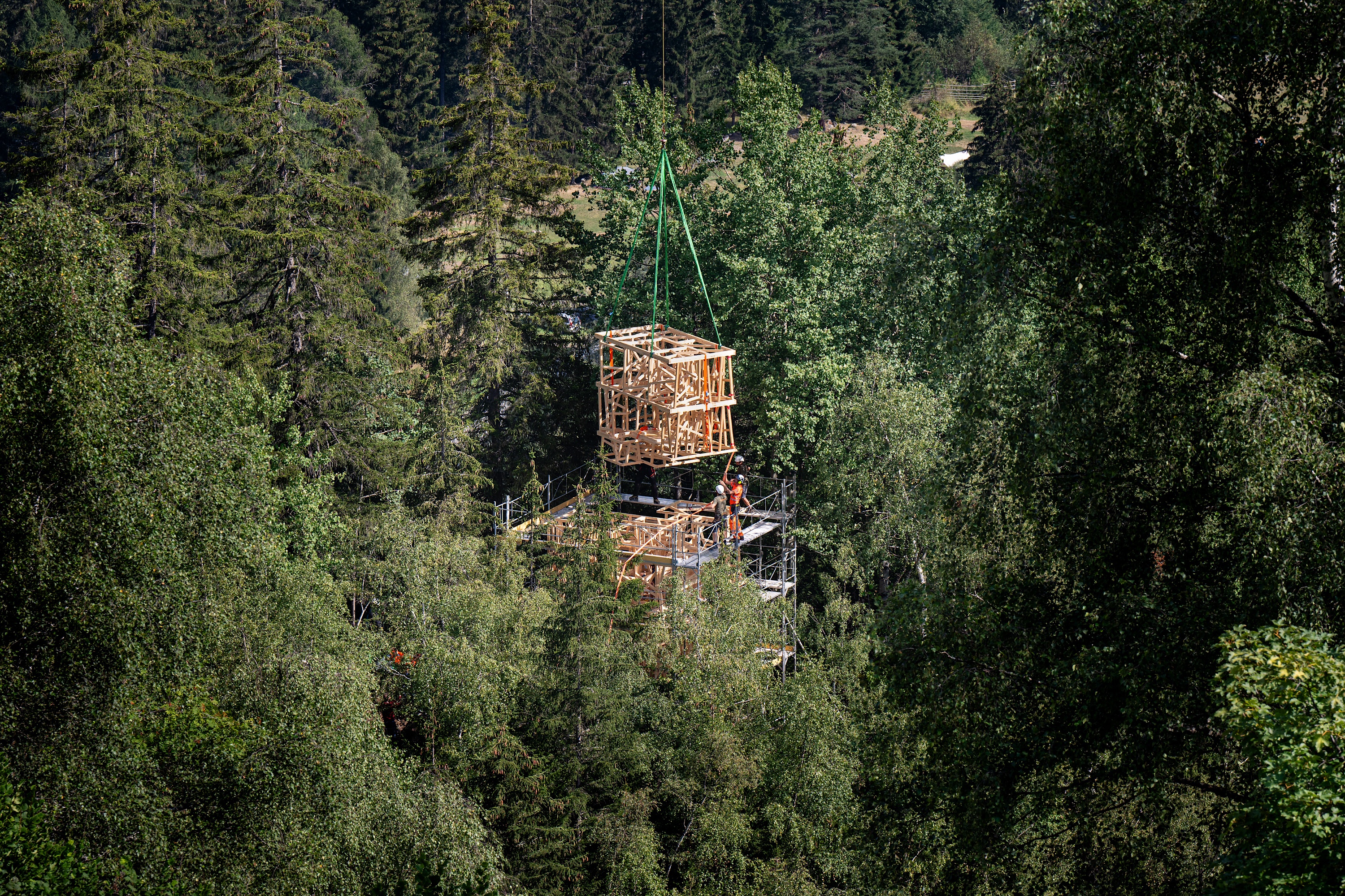 Endmontage der Holzmodule - per Hubschrauber.